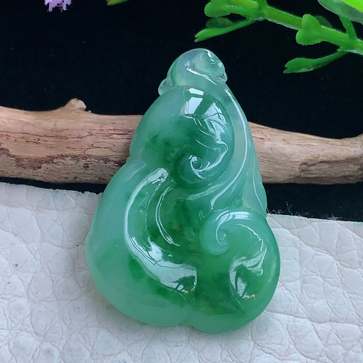 lz自然光31*20.8*6.2缅甸翡翠精雕冰绿祥云如意玉吊坠 玉挂件