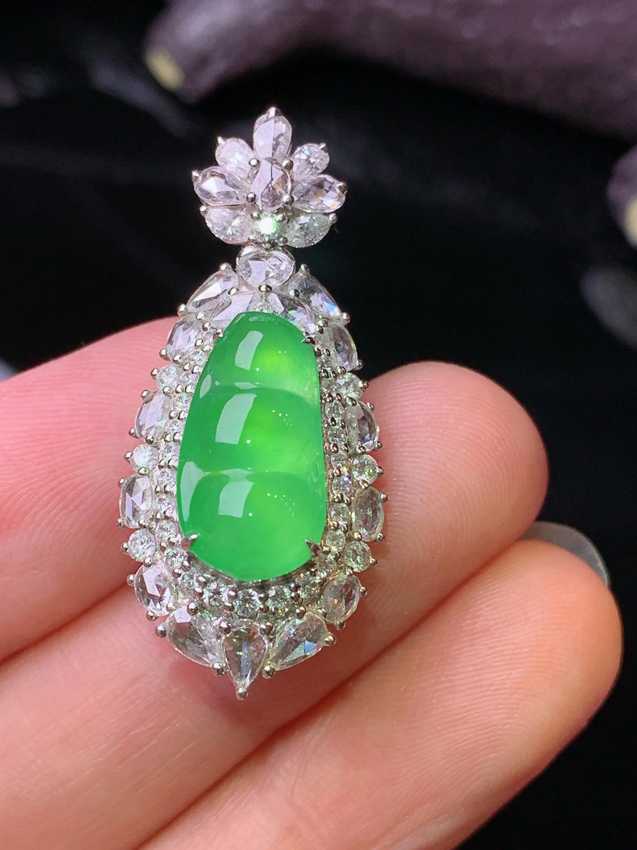 18k金钻镶嵌满绿四季豆吊坠 玉质细腻 色泽清新艳丽 整体尺寸33.8*15*11.8