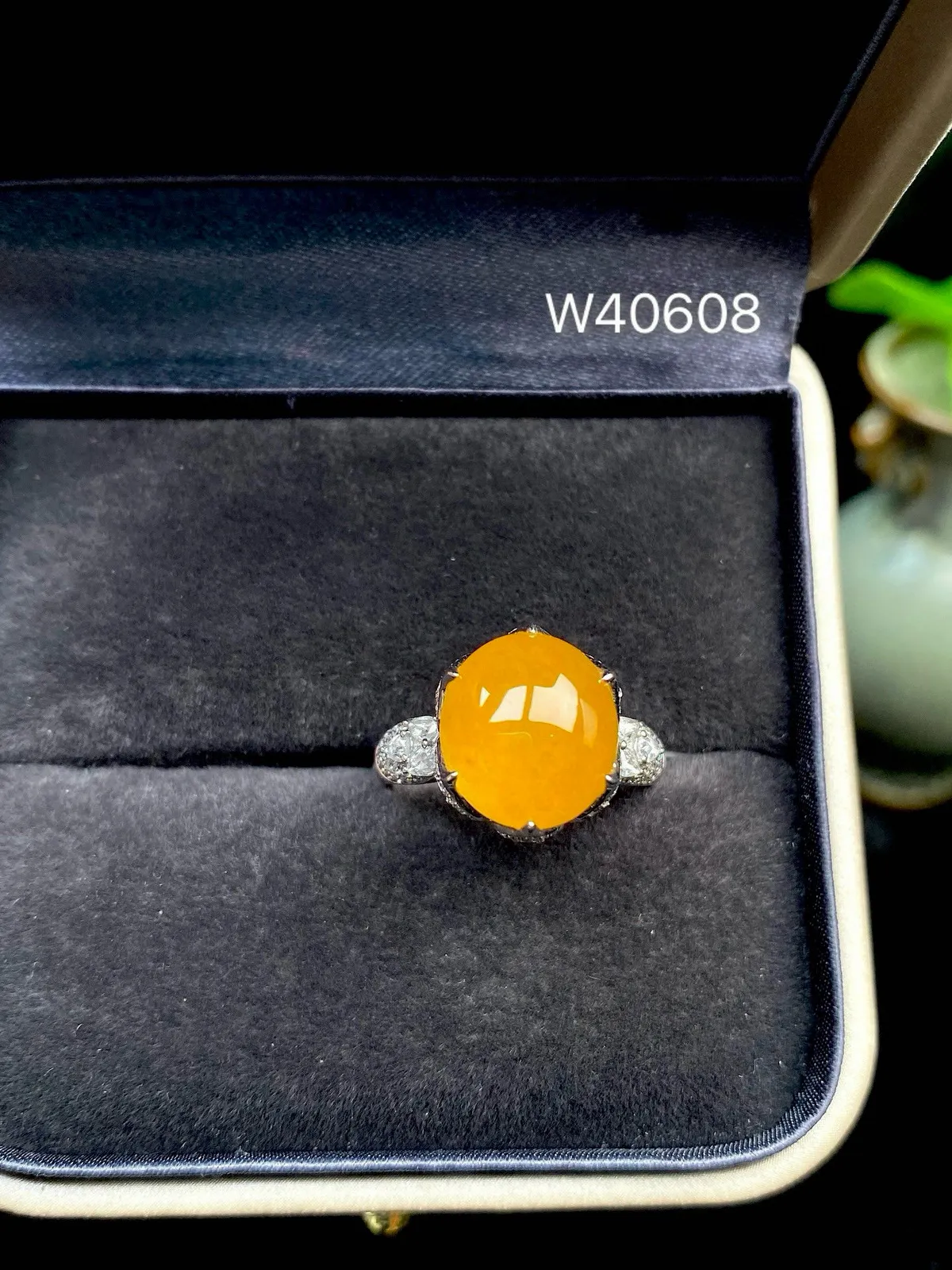 【冰种黄蛋戒指】种水上乘，晶莹剔透，纯净通透，18k金钻精美镶嵌，裸石尺寸11.2*10.4*4.5