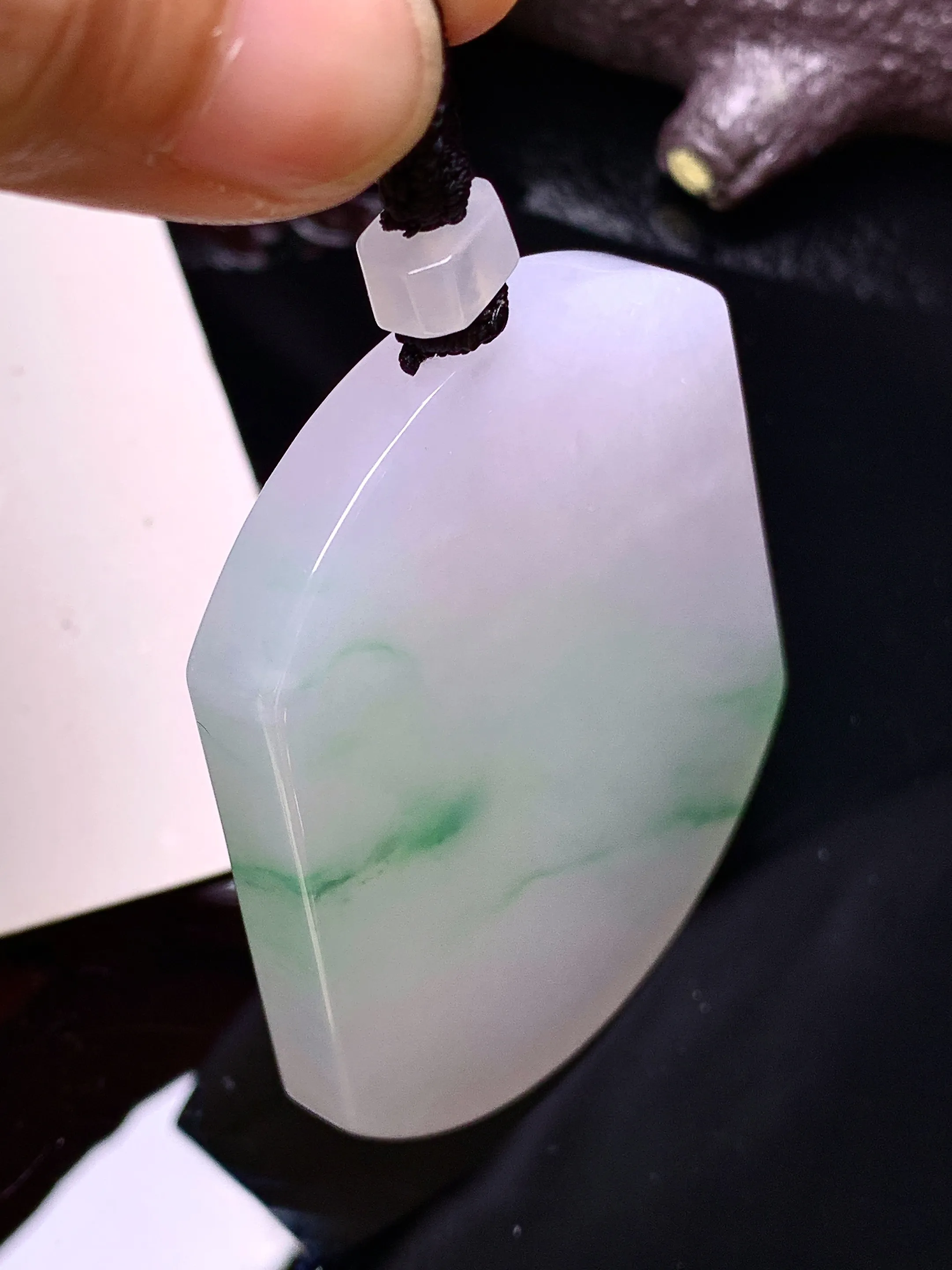 飘绿无事牌吊坠 玉质细腻 色泽清新艳丽 整体尺寸54*45*6.2