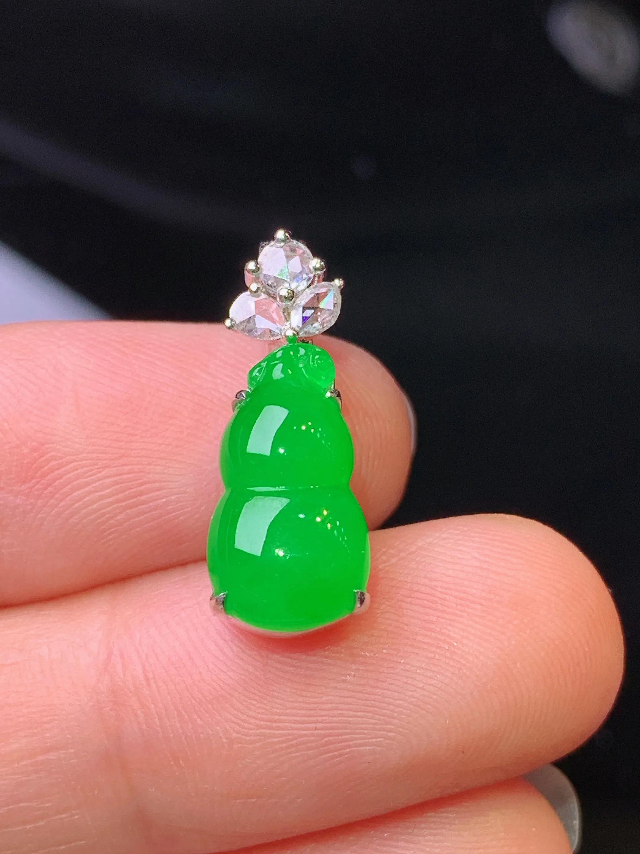 18k金钻镶嵌满绿葫芦吊坠 玉质细腻 色泽清新艳丽 整体尺寸20*7.5*7.3