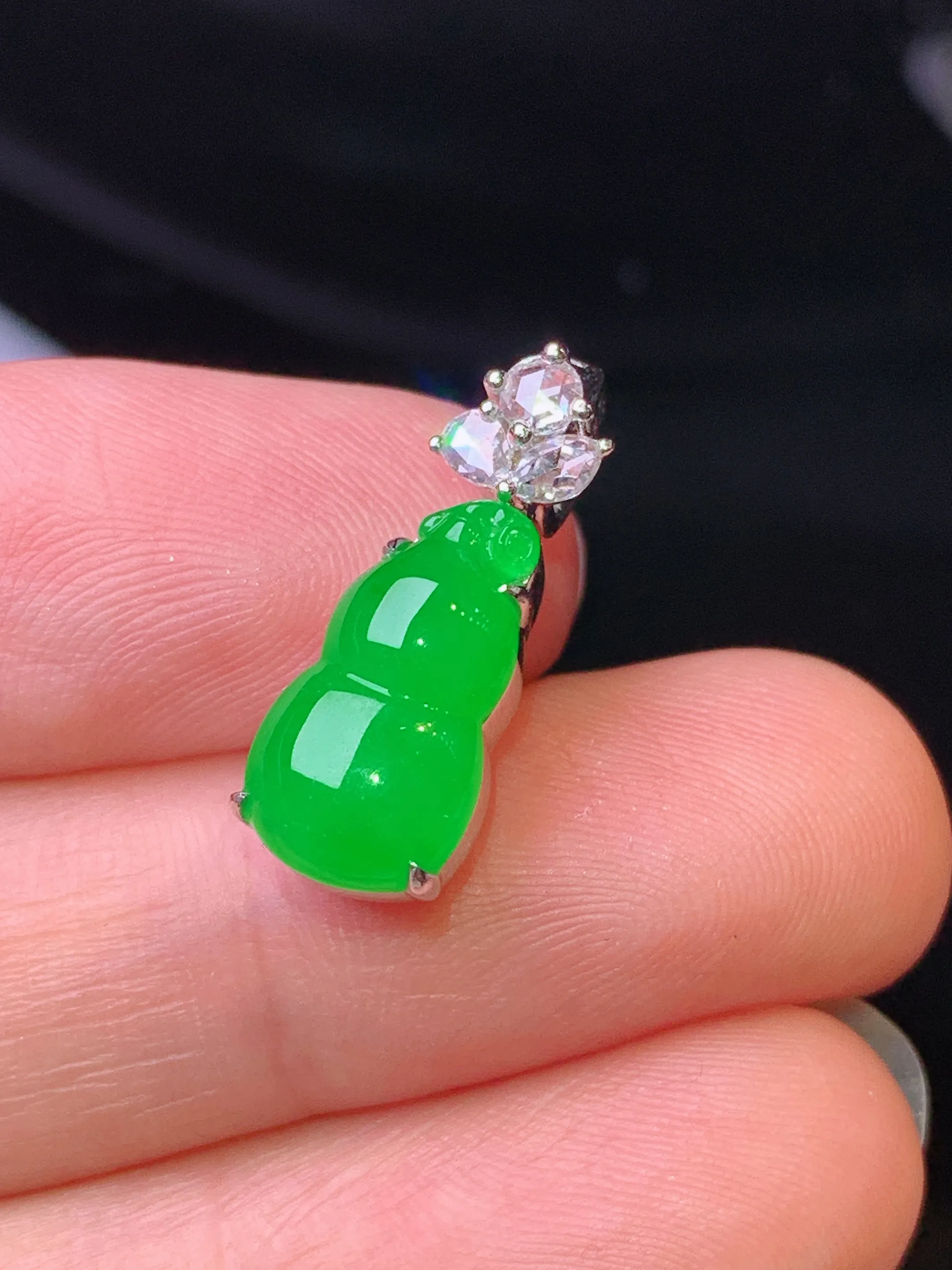 18k金钻镶嵌满绿葫芦吊坠 玉质细腻 色泽清新艳丽 整体尺寸20*7.5*7.3