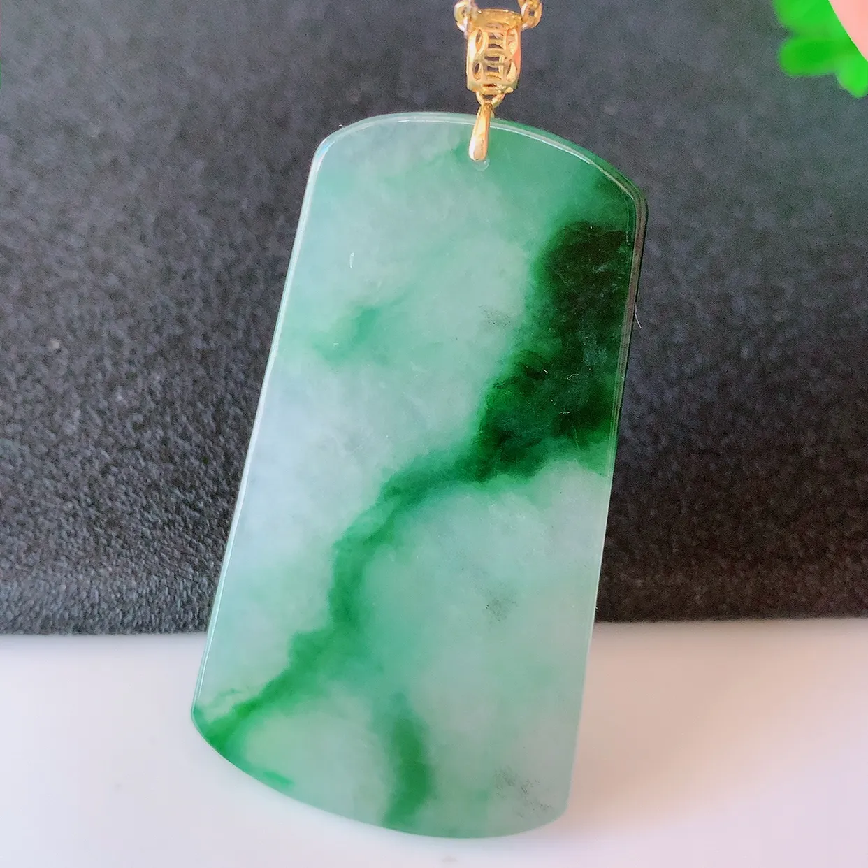 18K金镶嵌冰种飘绿翡翠平安无事牌吊坠，翡翠无事牌，平平安安，无事牌翠色灵动，佩戴平安时尚！#41.16整体52裸石46*25.5*3.2