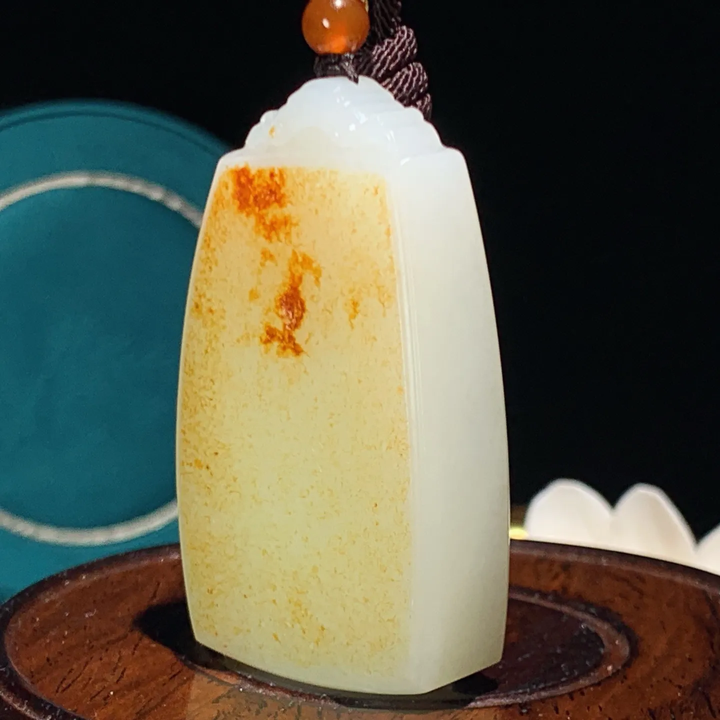 新疆和田玉油皮料平安无事牌挂件。尺寸57/33/15重67.5克。玉质细腻油润。手推出油。佩戴高端典