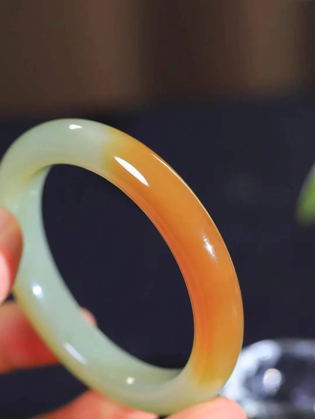 【情有独钟.手镯】

精品和田玉糖青白玉手镯 玉质温润细腻 油性十足 手感舒适，高华雅逸，线条流畅，简约大气，美自天成，素雅高贵。佩戴于腕间，婉约之美，举手投足间透出那低调奢华。重56.5克 内径57mm 尺寸11.4-9.5mm   FDL-791261751