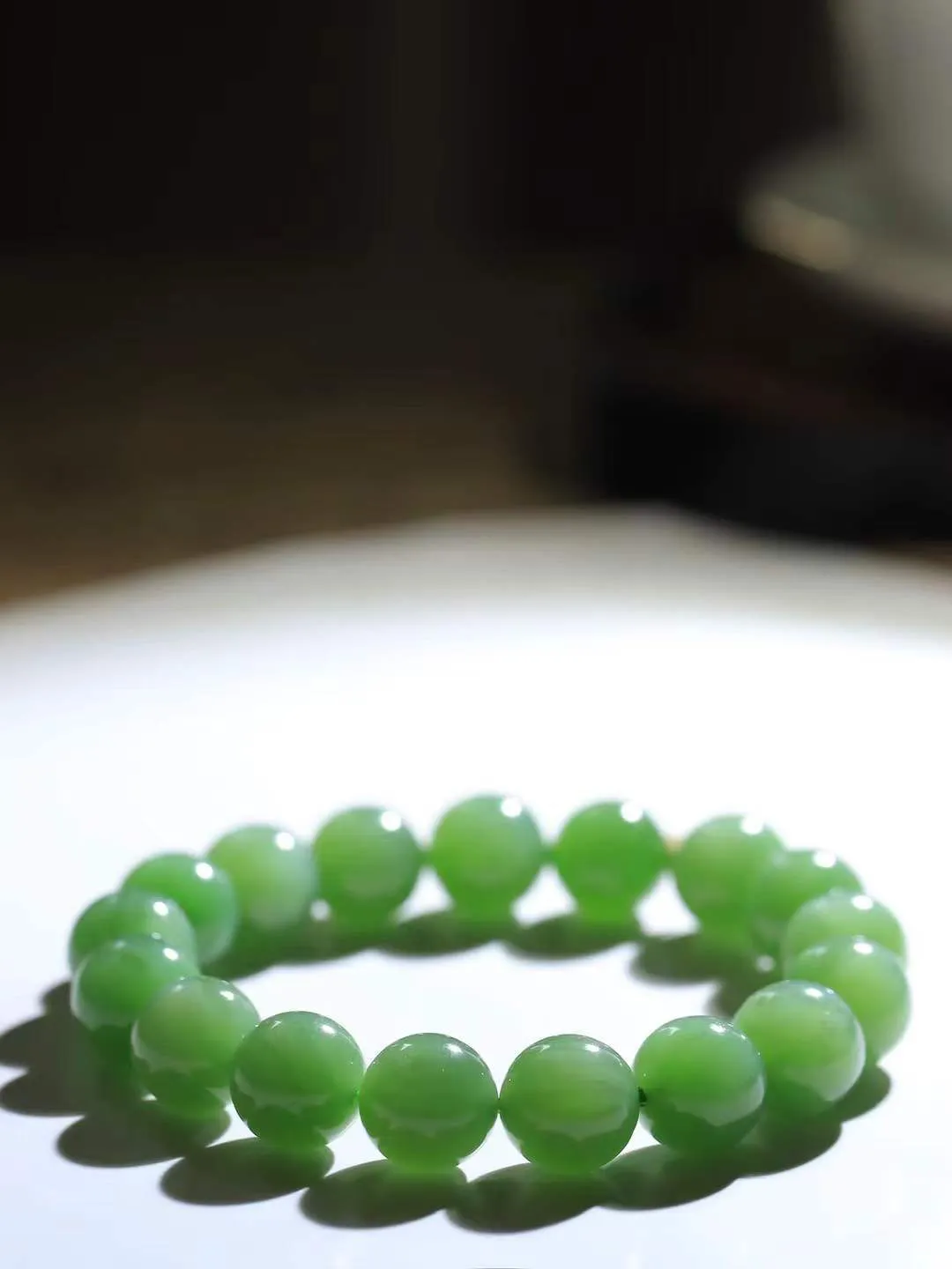 【珠圆玉润.手串】

精品和田玉碧玉珠圆玉润手串 玉质温润细腻  整串打磨圆润，佩戴舒适。珠珠落玉盘，间关莺语花底滑，一生美好时光，无论身在何处，都有它相伴相守。事事顺遂，幸福美满，吉祥如意。重46克 尺寸取一12mm FDL-161201813