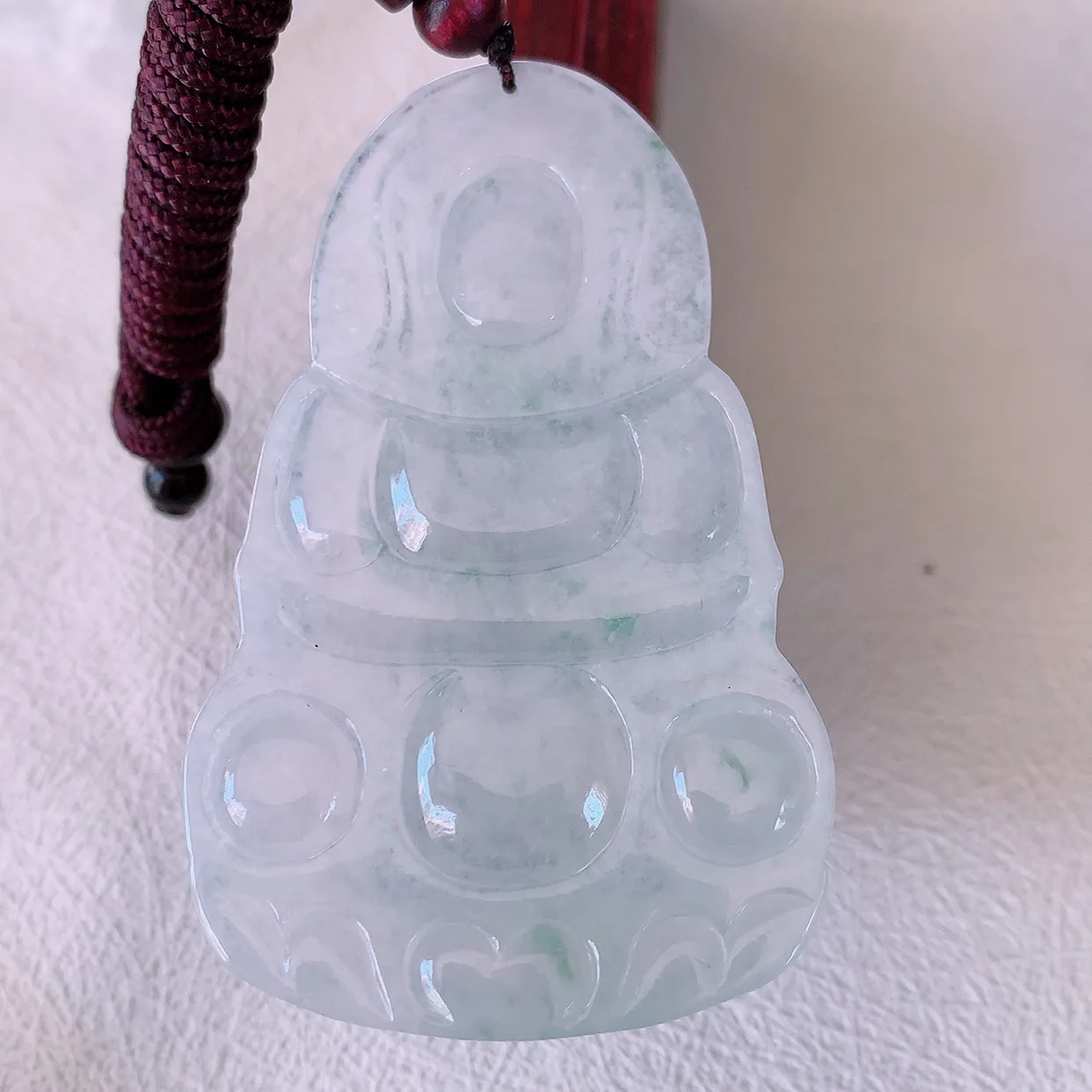 自然光实拍，大件冰飘花翡翠观音菩萨吊坠， 赐福翡翠观音，翠绿迷人，观音面相端庄，佩戴时尚出众！#46.16