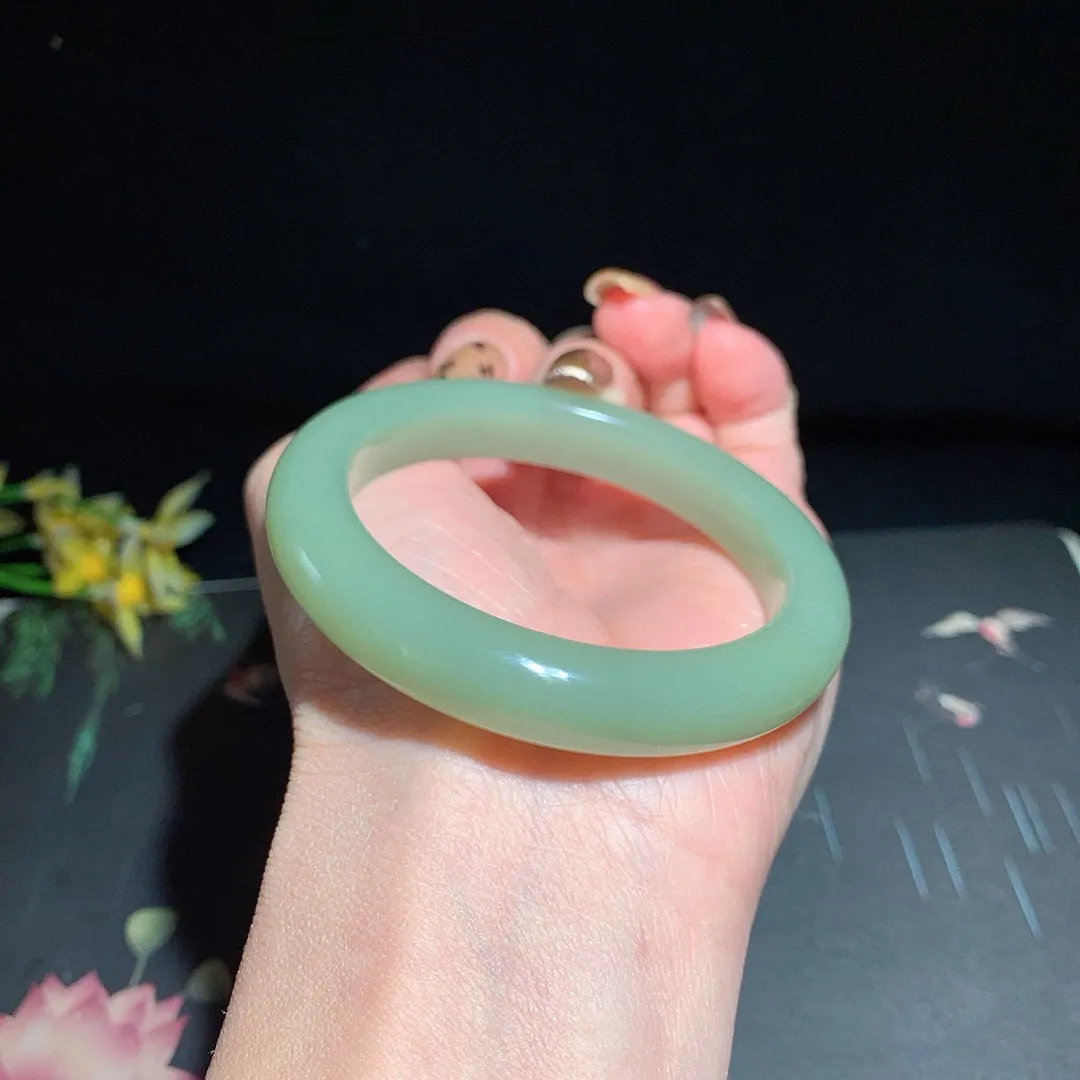 和田玉52圈晴水色手镯！玉质细腻油润 底色纯净  无裂无黑 脂粉好，品质高。