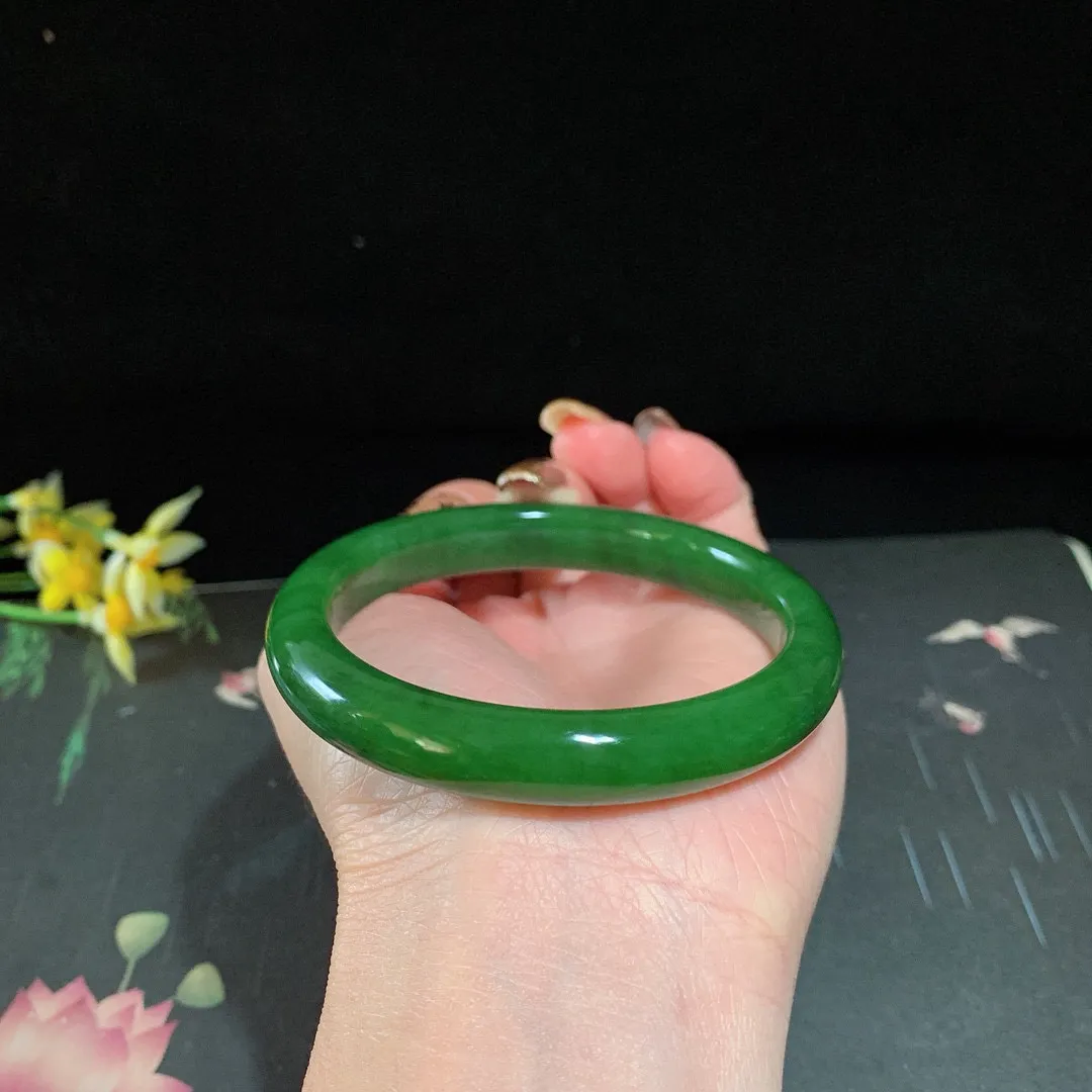 和田玉59圈口菠菜绿碧玉手镯！玉质细腻油润 底色纯净 无裂无棉 脂粉好，品质高