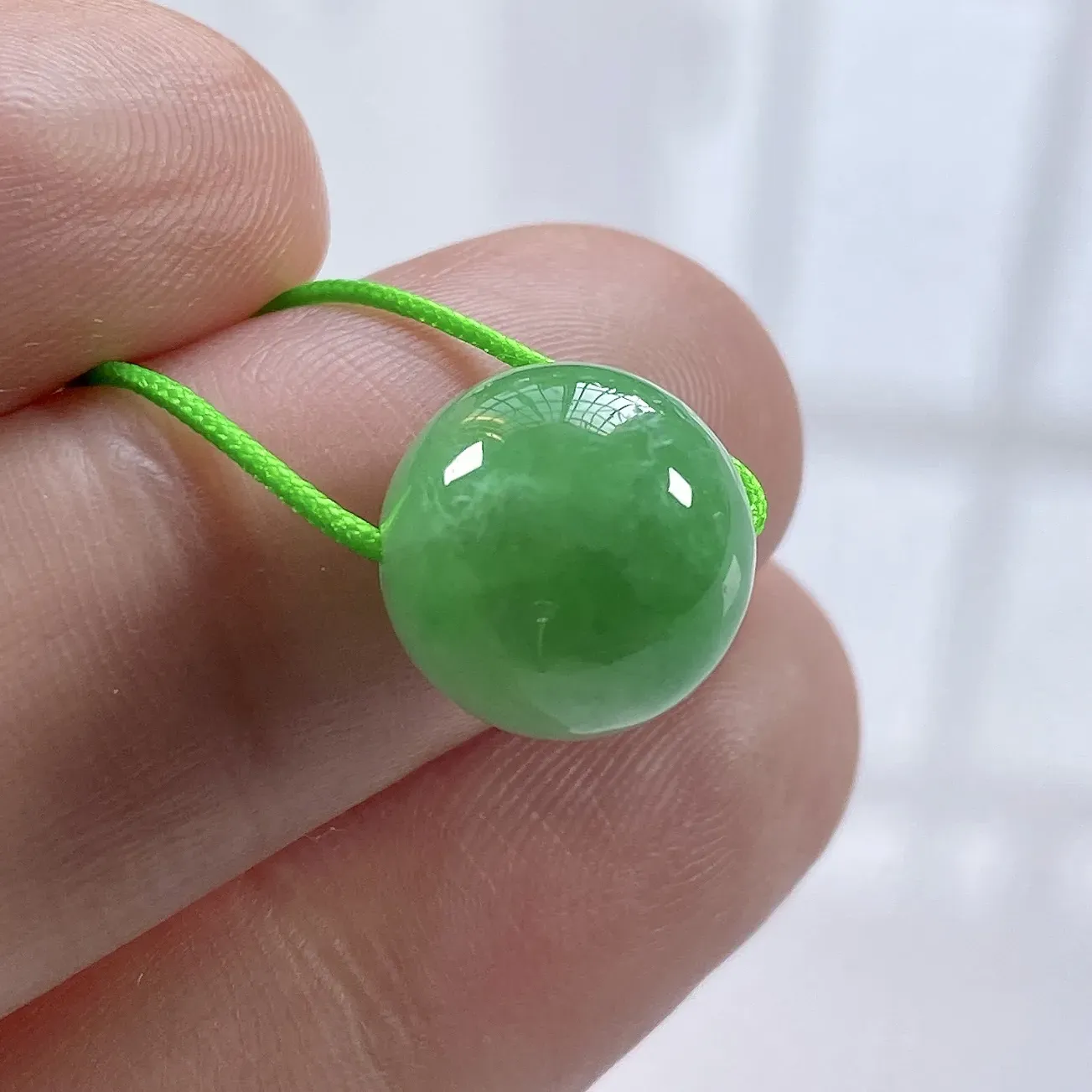 缅甸天然翡翠A货，卡12冰润满绿豆阳绿圆珠单珠一颗，尺寸：12mm/1颗，重量：3.10g（含绳），小棉纹。