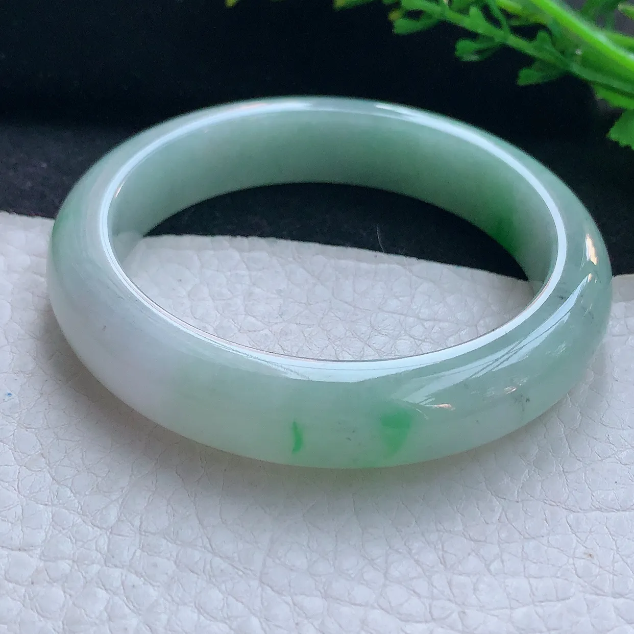 n自然光56*12.5*8.5平安镯 翡翠a货玉手镯精美飘阳绿宽边玉手环