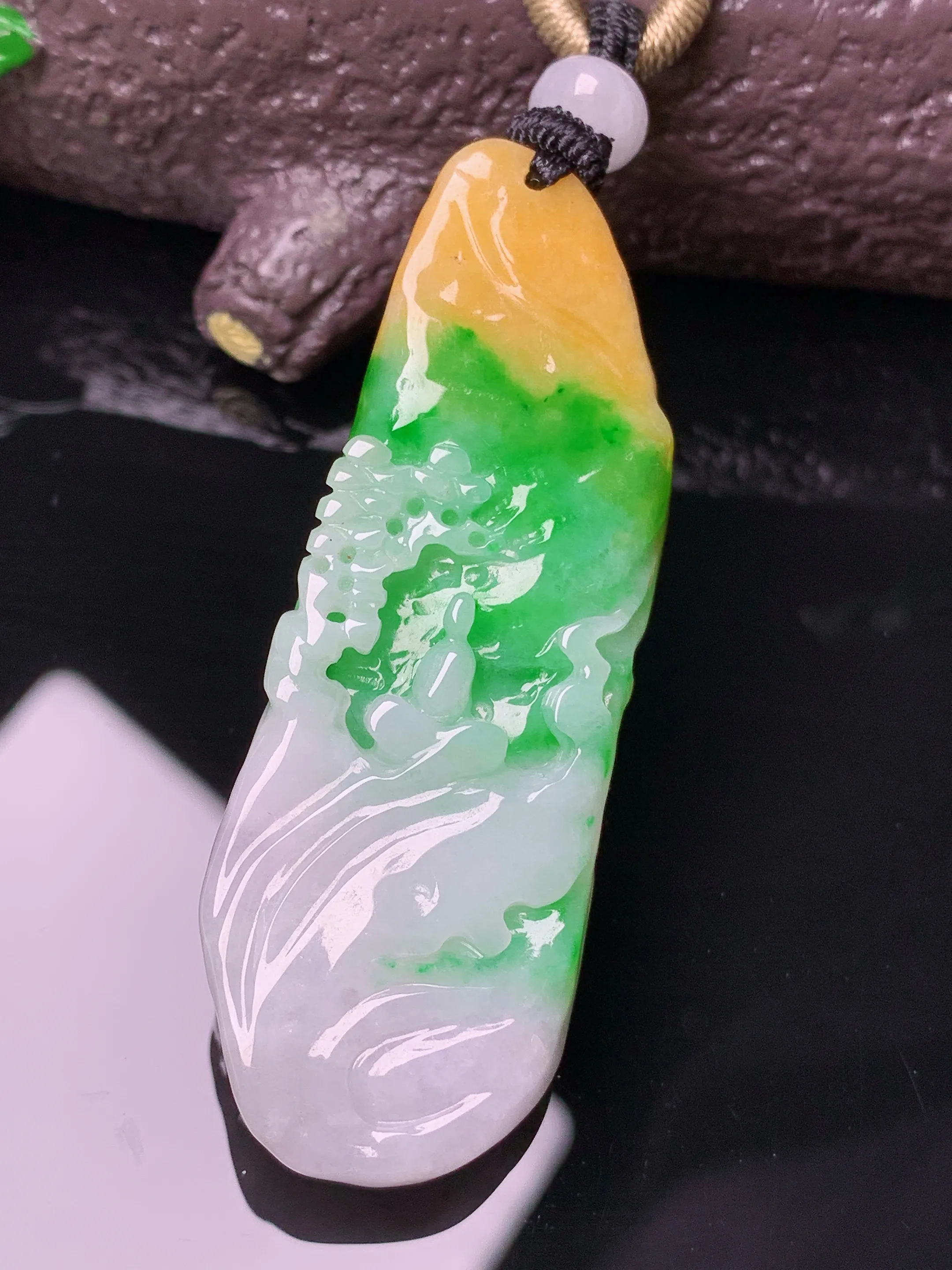 飘黄绿悟道山水牌子吊坠 玉质细腻 色泽清新艳丽 整体尺寸53.3*19*10.5