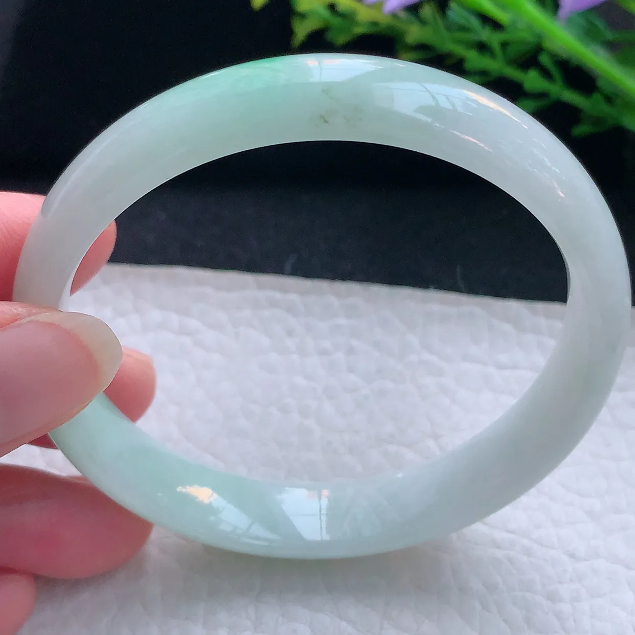 js自然光59*12*6.6你平安镯 翡翠a货玉手镯精美飘绿宽边玉手环