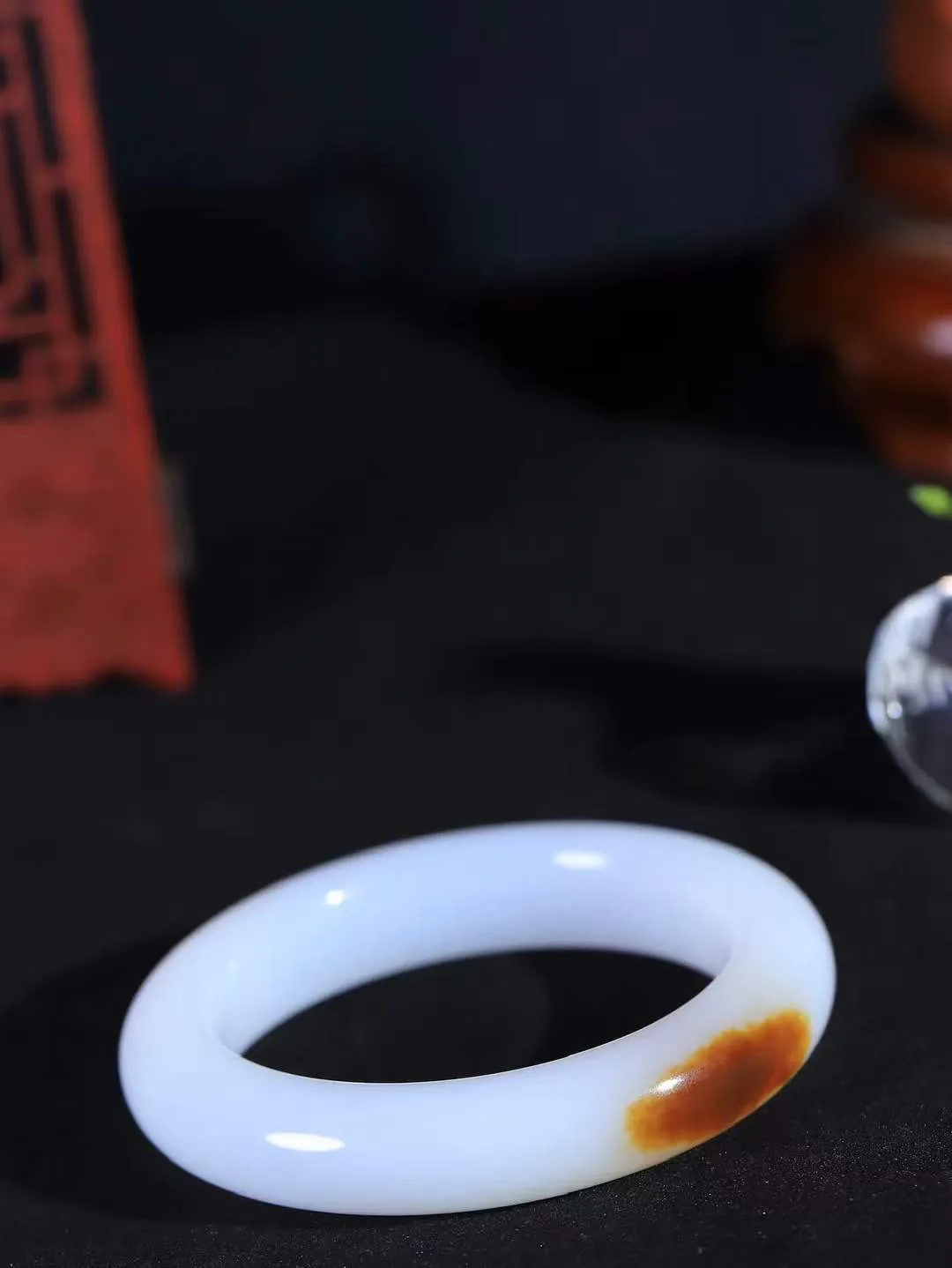 【一见钟情·手镯】

珍藏级和田玉糖白玉手镯。镯型饱满，温润细腻，脂润沁香。️执一卷书，沏一盏茶，着一袭裙，戴一只镯。淡淡浅笺，素心若兰，静赏玉中诗画。悠悠岁月，芊手轻摘，盛满诗样芳华。重85.21克   内径圈口58mm 尺寸14-11.4mm  FDA-111251733