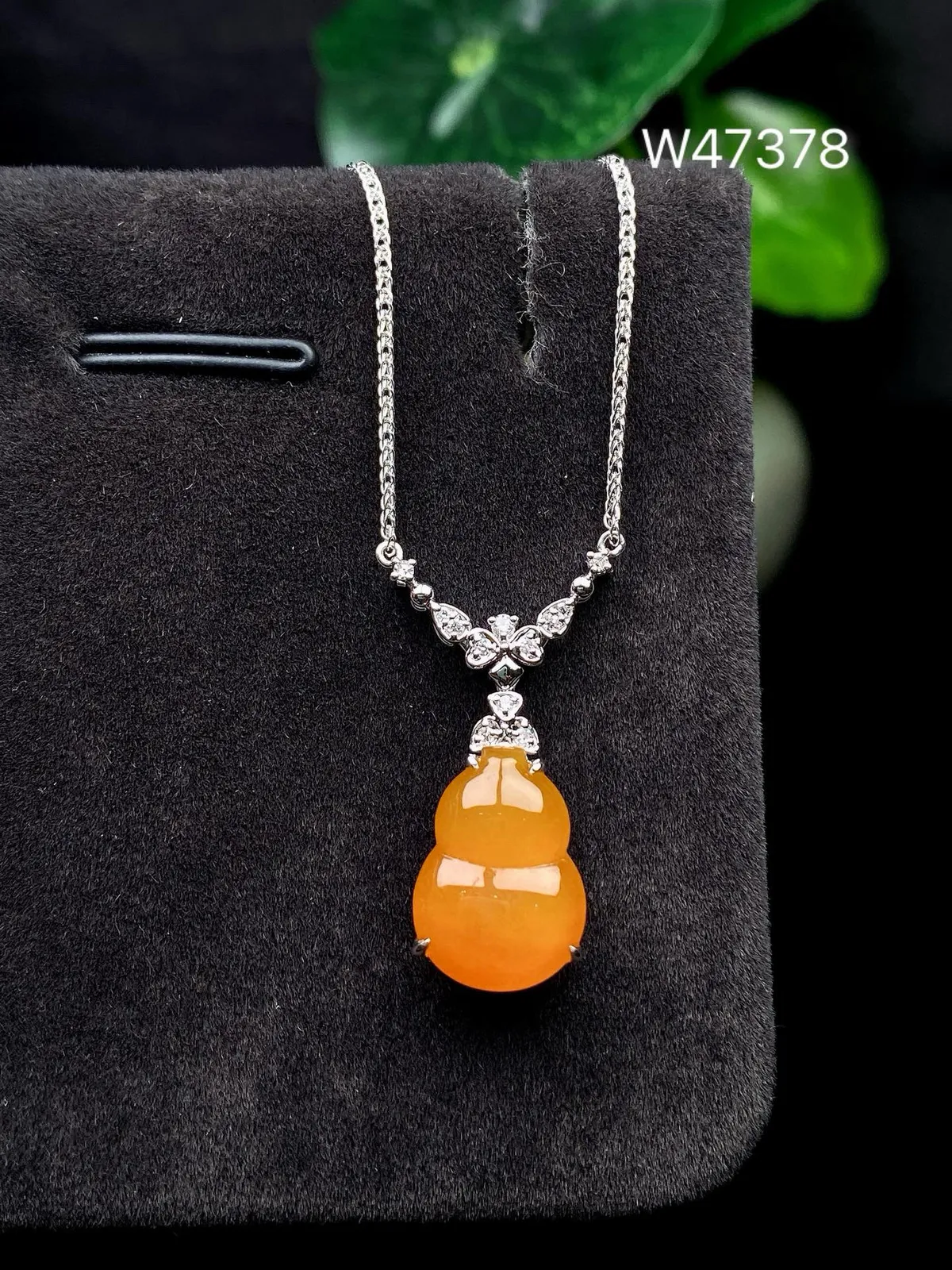 【冰种黄翡葫芦吊坠】质地细腻，冰感十足，晶莹透亮，18K金钻镶嵌，裸石尺寸13.5*9.6*3.3毫