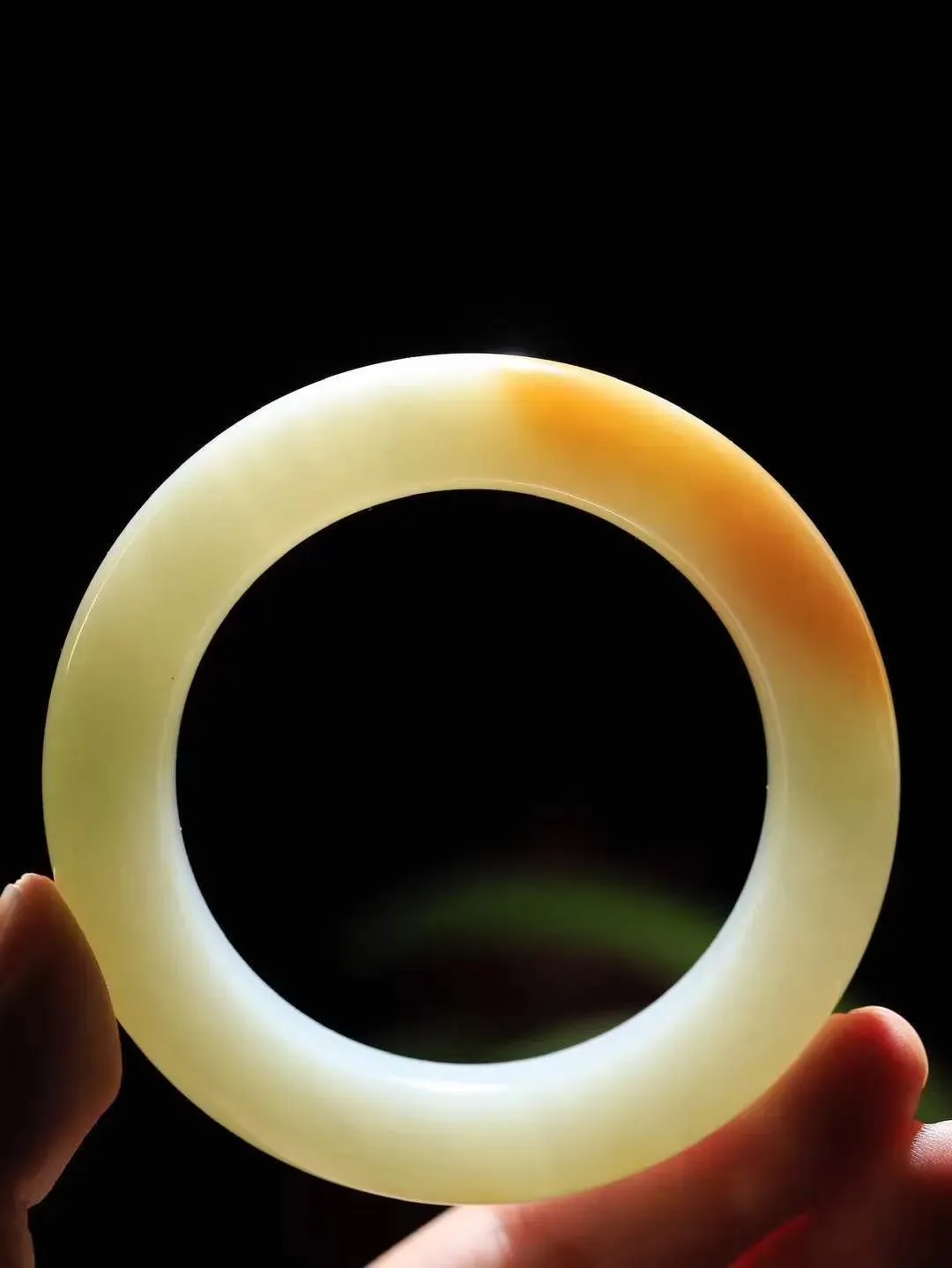 （一见倾心.手镯）

精品和田玉糖白玉手镯，玉质温润细腻 油性十足 手感舒适，高华雅逸，线条流畅，简约大气，美自天成，素雅高贵。佩戴于腕间，婉约之美，举手投足间透出那低调奢华。重93.3克 尺寸55-14.7-12.5mm161251830T