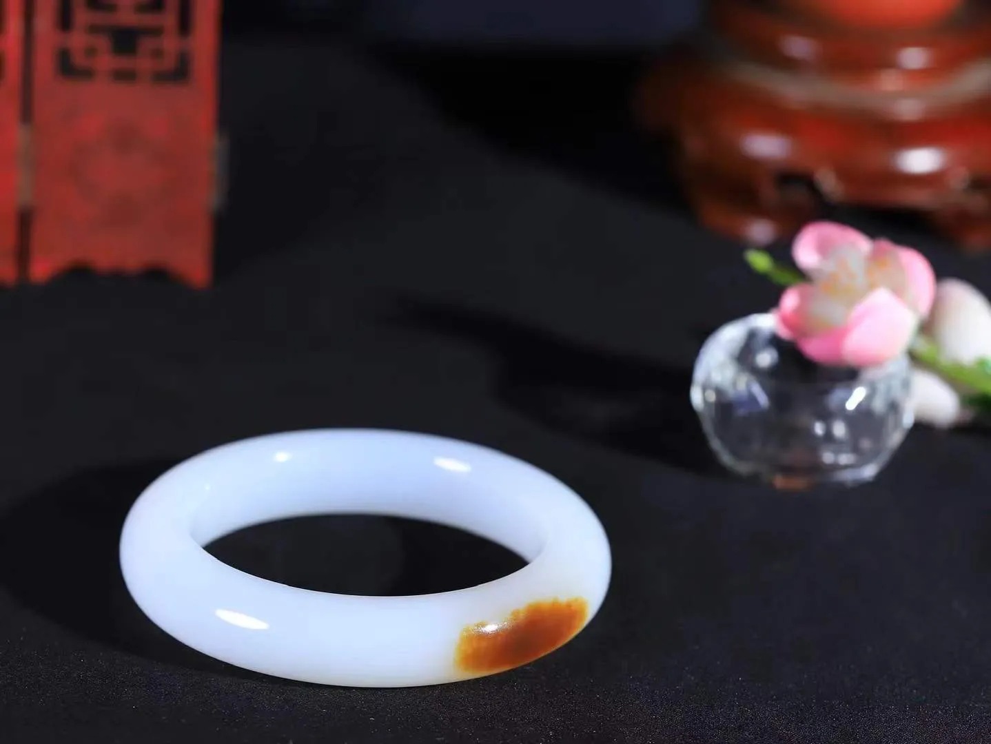 【一见钟情·手镯】

珍藏级和田玉糖白玉手镯。镯型饱满，温润细腻，脂润沁香。️执一卷书，沏一