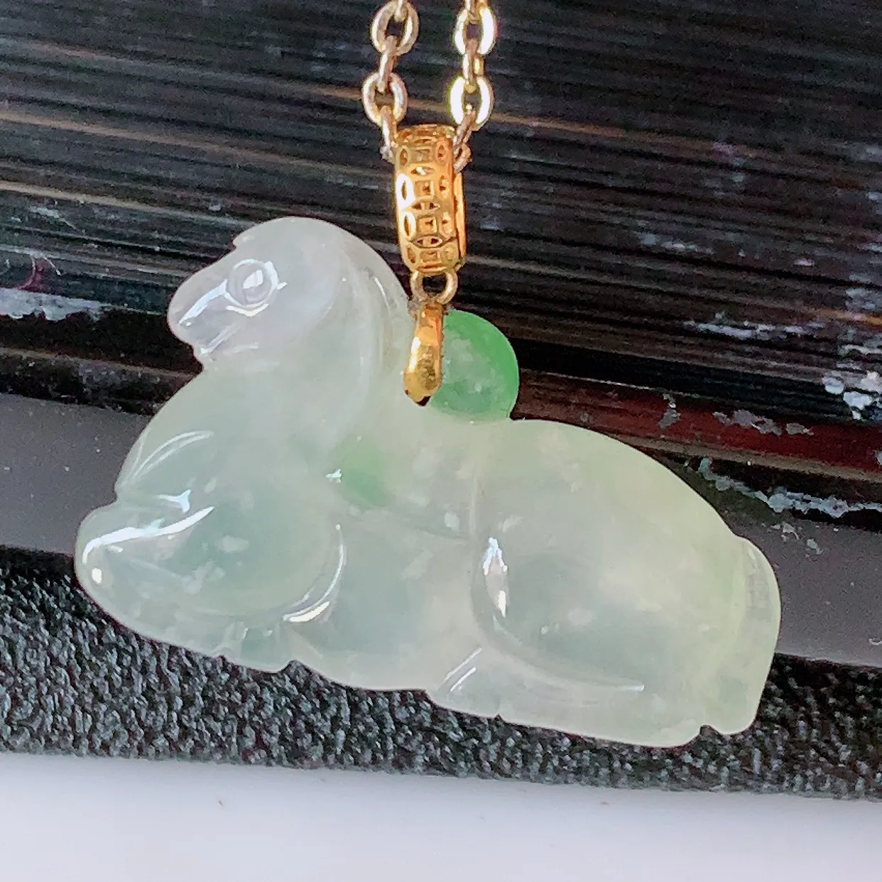 18k金镶嵌冰种飘绿翡翠生肖马上有钱吊坠，沁人心脾，精致典雅的设计，为佩戴者，增添色彩，送礼自留都是佳品选择！#1.16