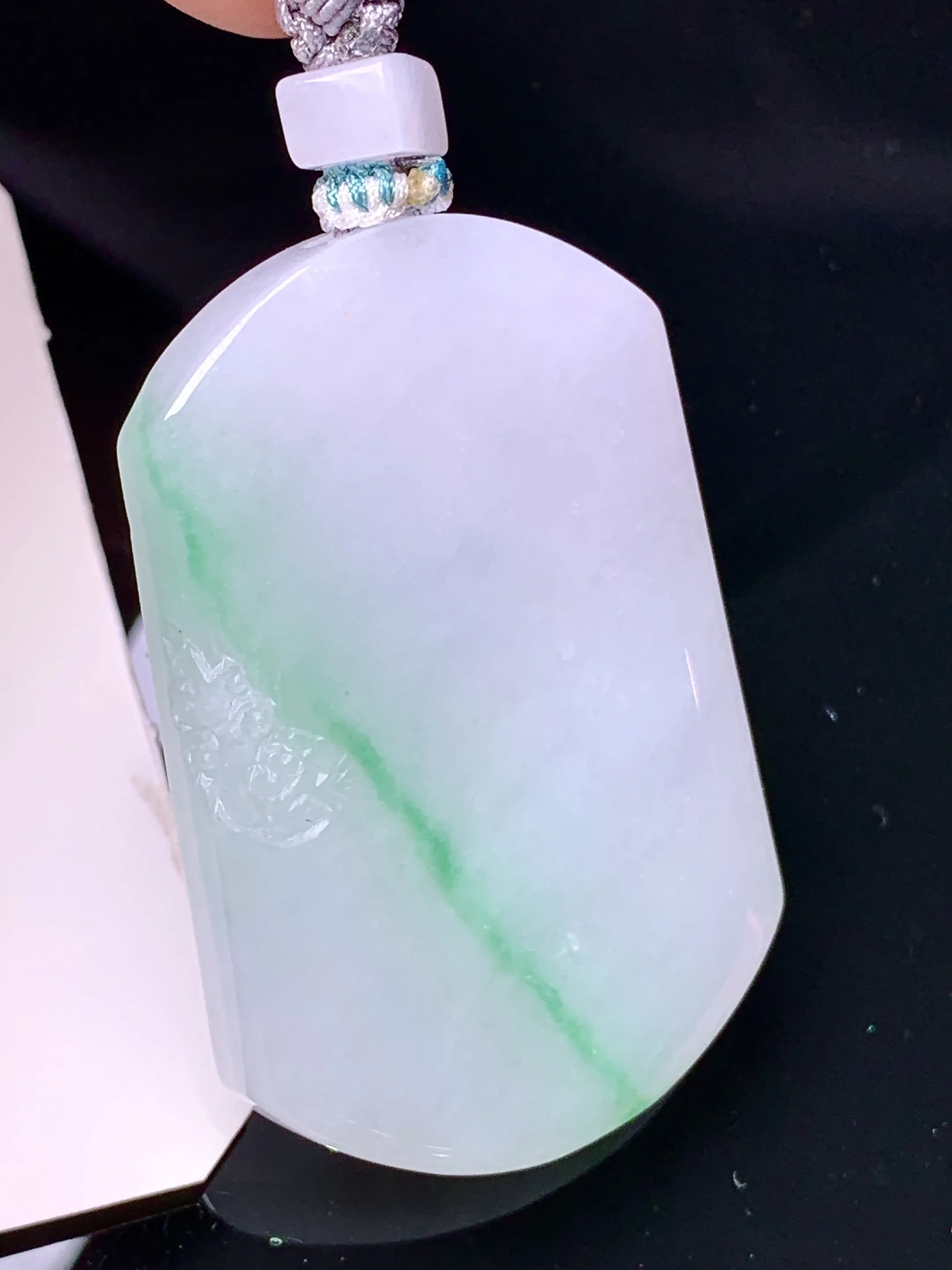 飘绿无事牌吊坠 玉质细腻 色泽清新艳丽 整体尺寸47.5*32.2*5.8