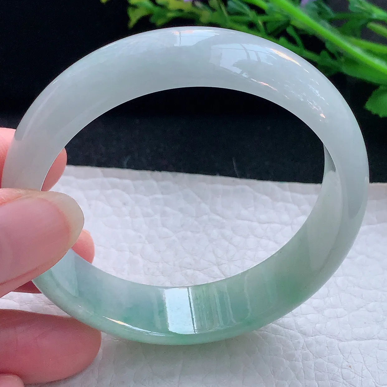 js自然光55*15.6*6.8轮胎镯 翡翠a货玉手镯精美半山水宽边玉手环