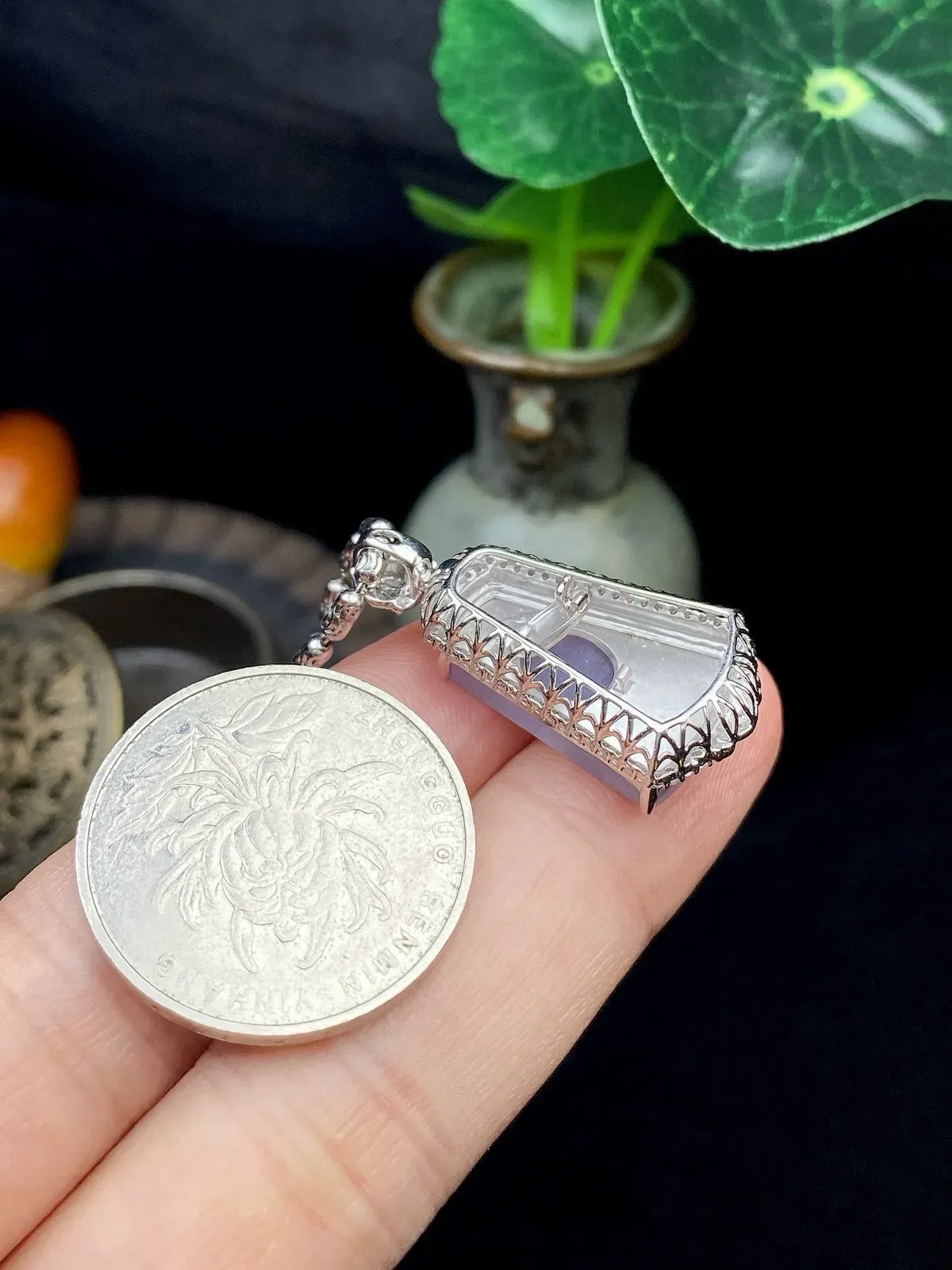 【冰种紫无事柱吊坠】质地细腻，光泽度不错，18k金钻镶嵌，裸石尺寸18.9*12.5*2.8毫米