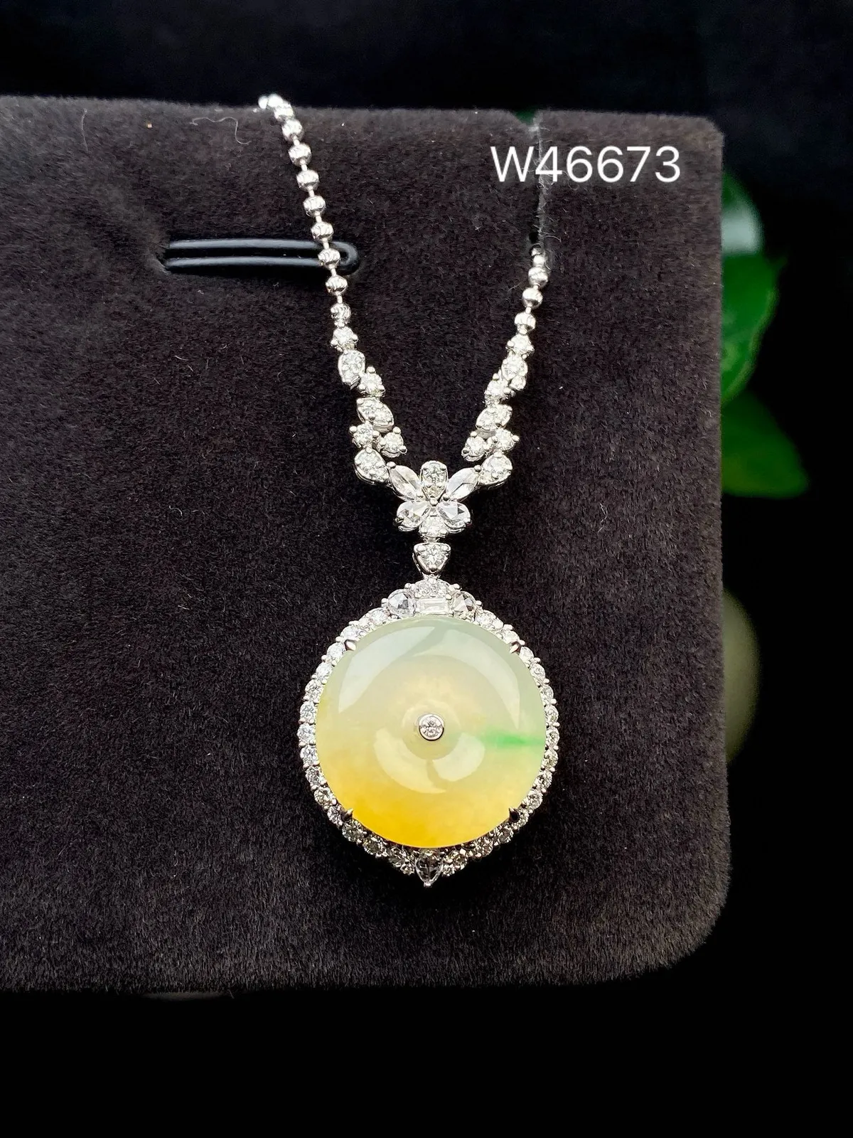 【冰种黄翡飘花平安扣】质地非常细腻，冰润十足，种老冰透，收藏品质，18k金钻镶嵌，裸石尺寸15*3毫