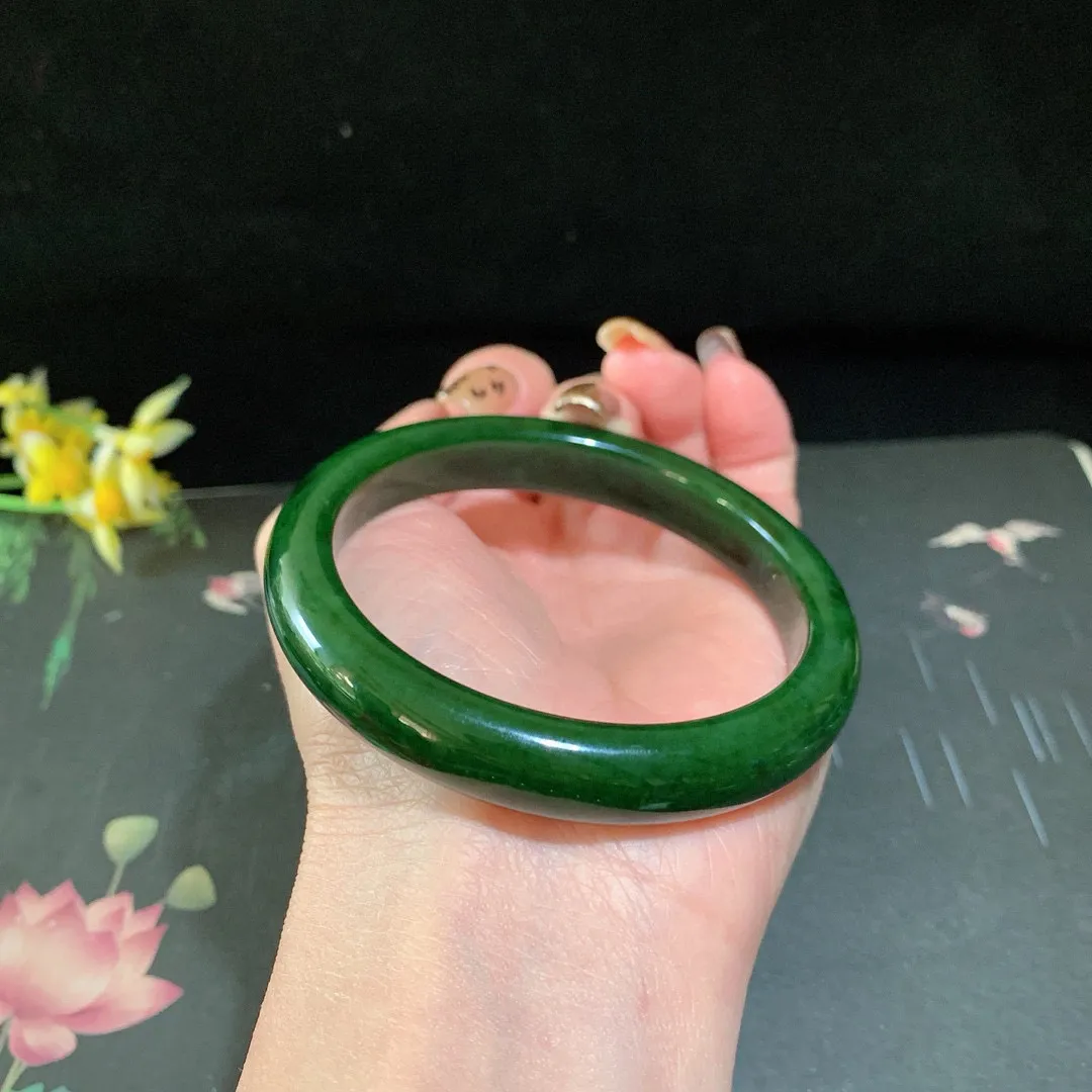 和田玉58.5圈口菠菜绿碧玉手镯！玉质细腻油润 底色纯净 无裂无棉 脂粉好，品质高