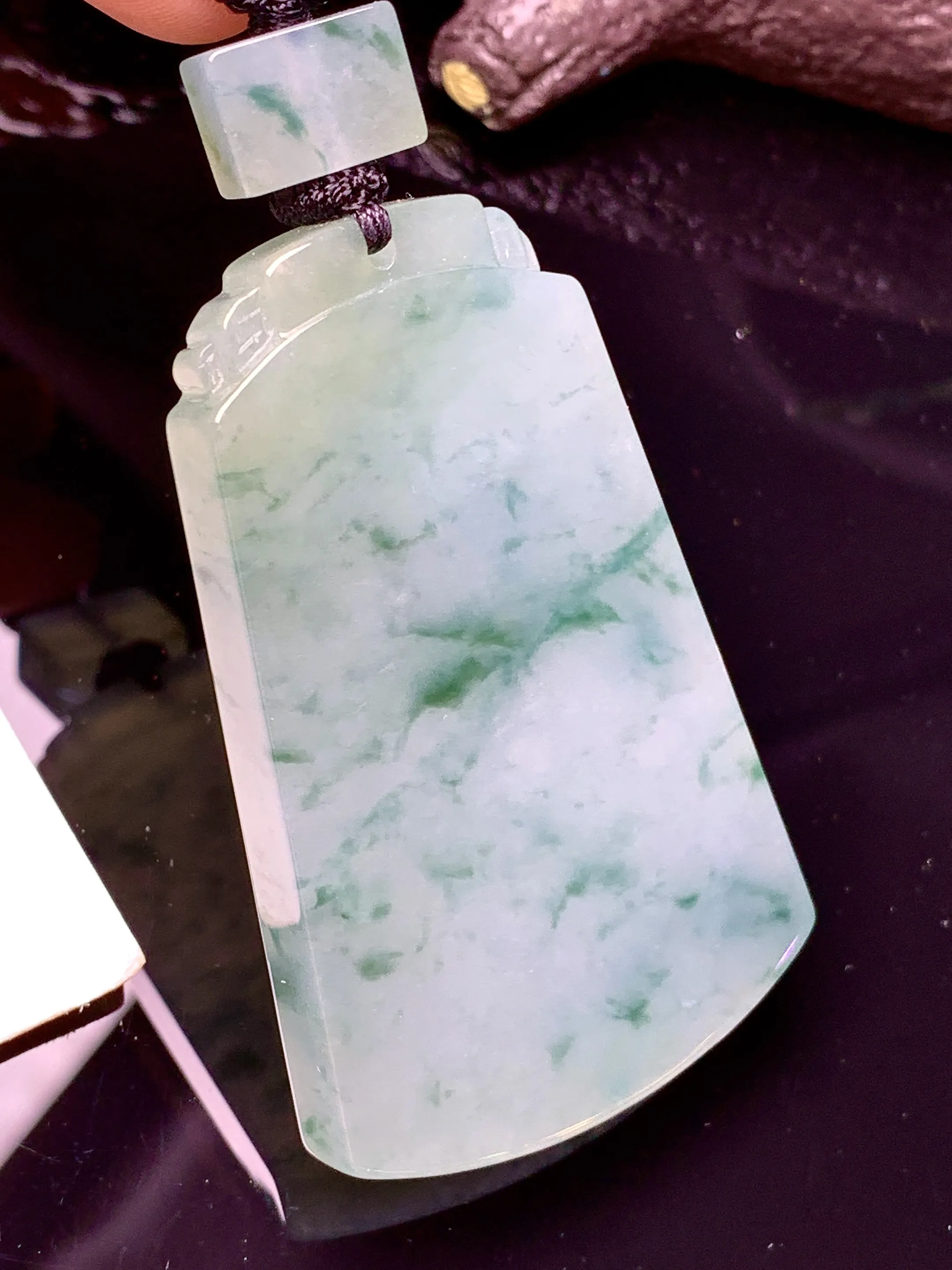 飘绿无事牌吊坠 玉质细腻 色泽清新艳丽 整体尺寸53.8*34.7*5.7