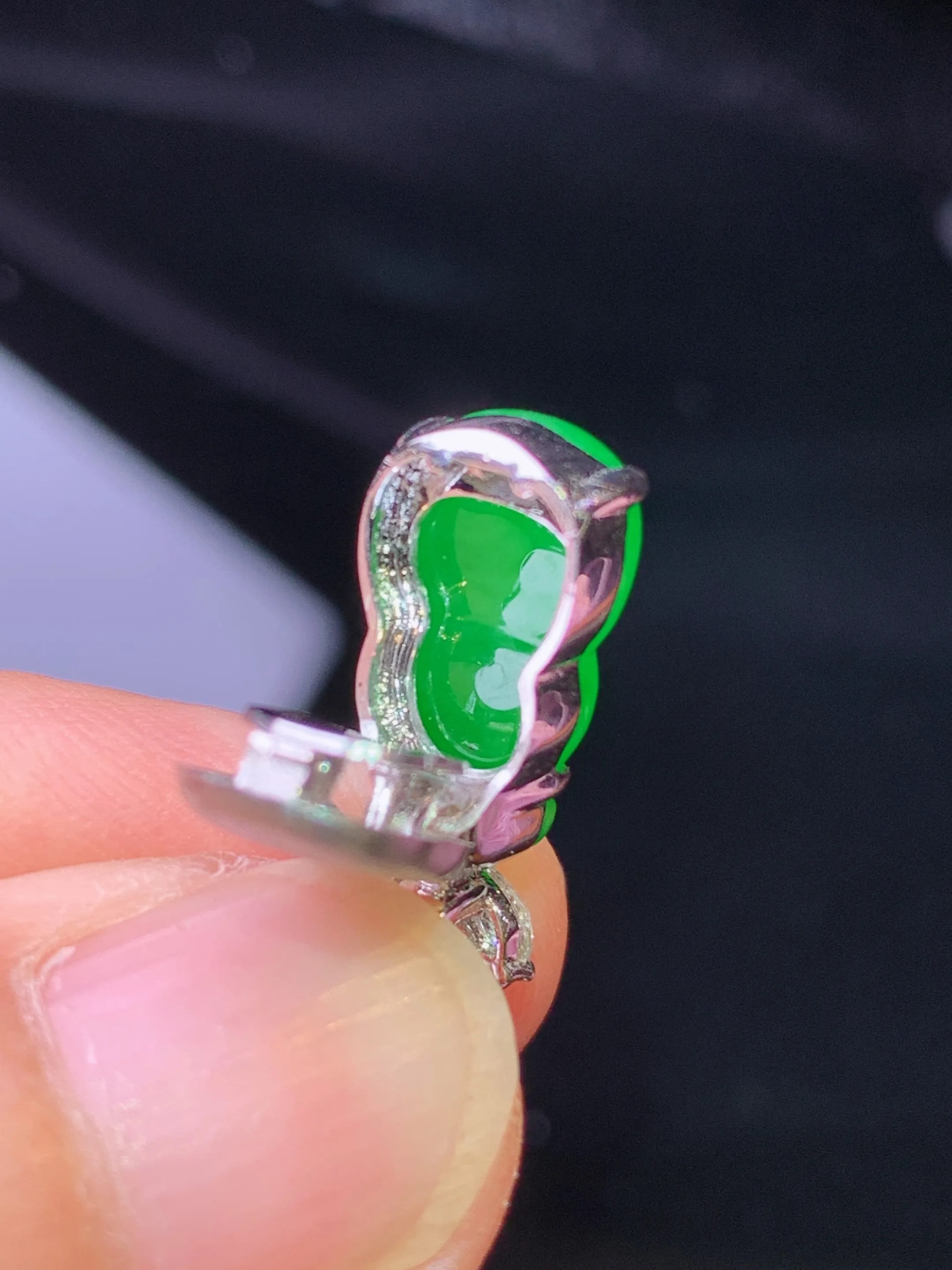 18k金钻镶嵌满绿葫芦吊坠 玉质细腻 色泽清新艳丽 整体尺寸20*7.5*7.3