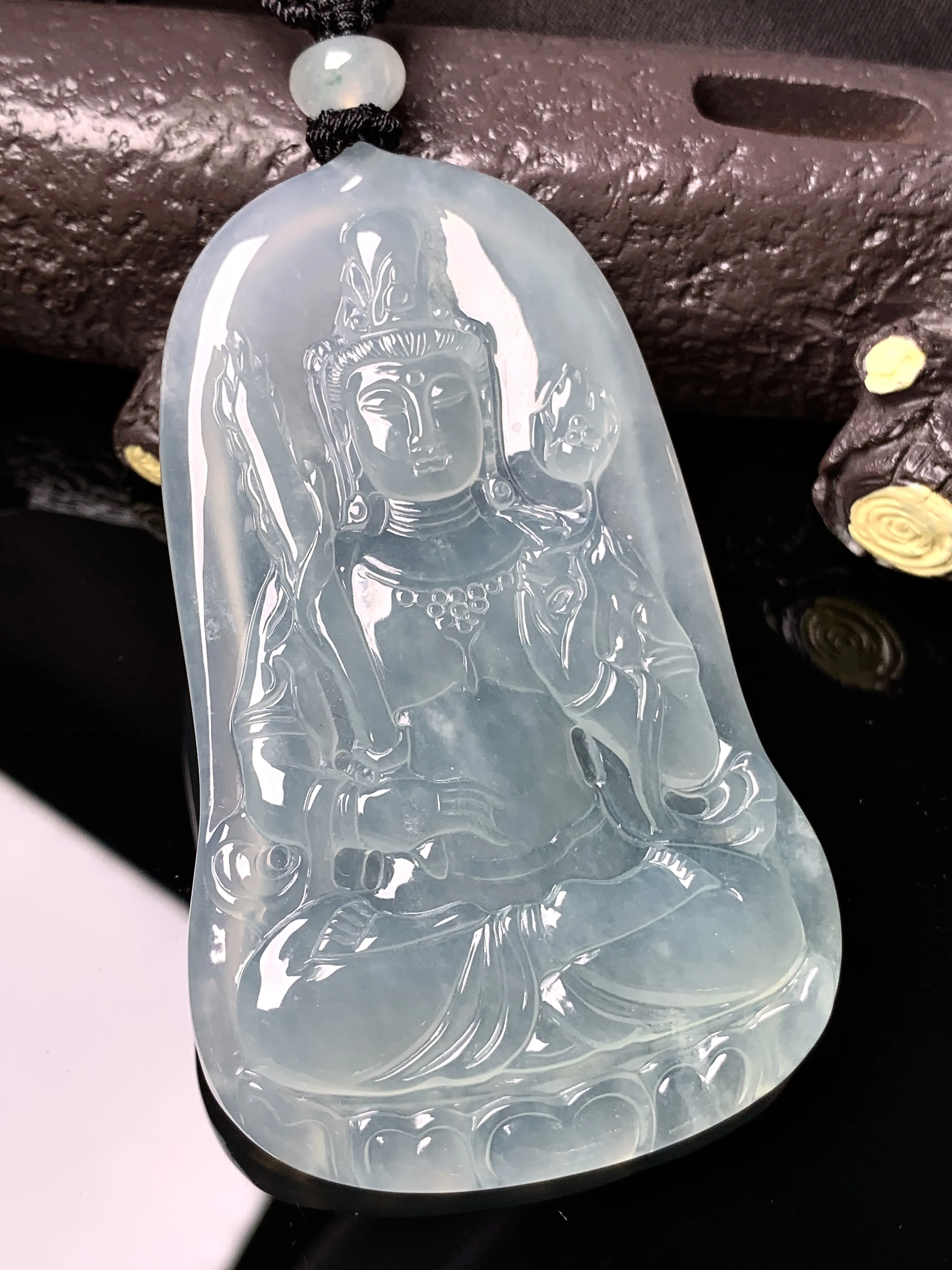 冰种观音菩萨吊坠 玉质细腻 色泽清新艳丽 整体尺寸66.8*41.6*5.3