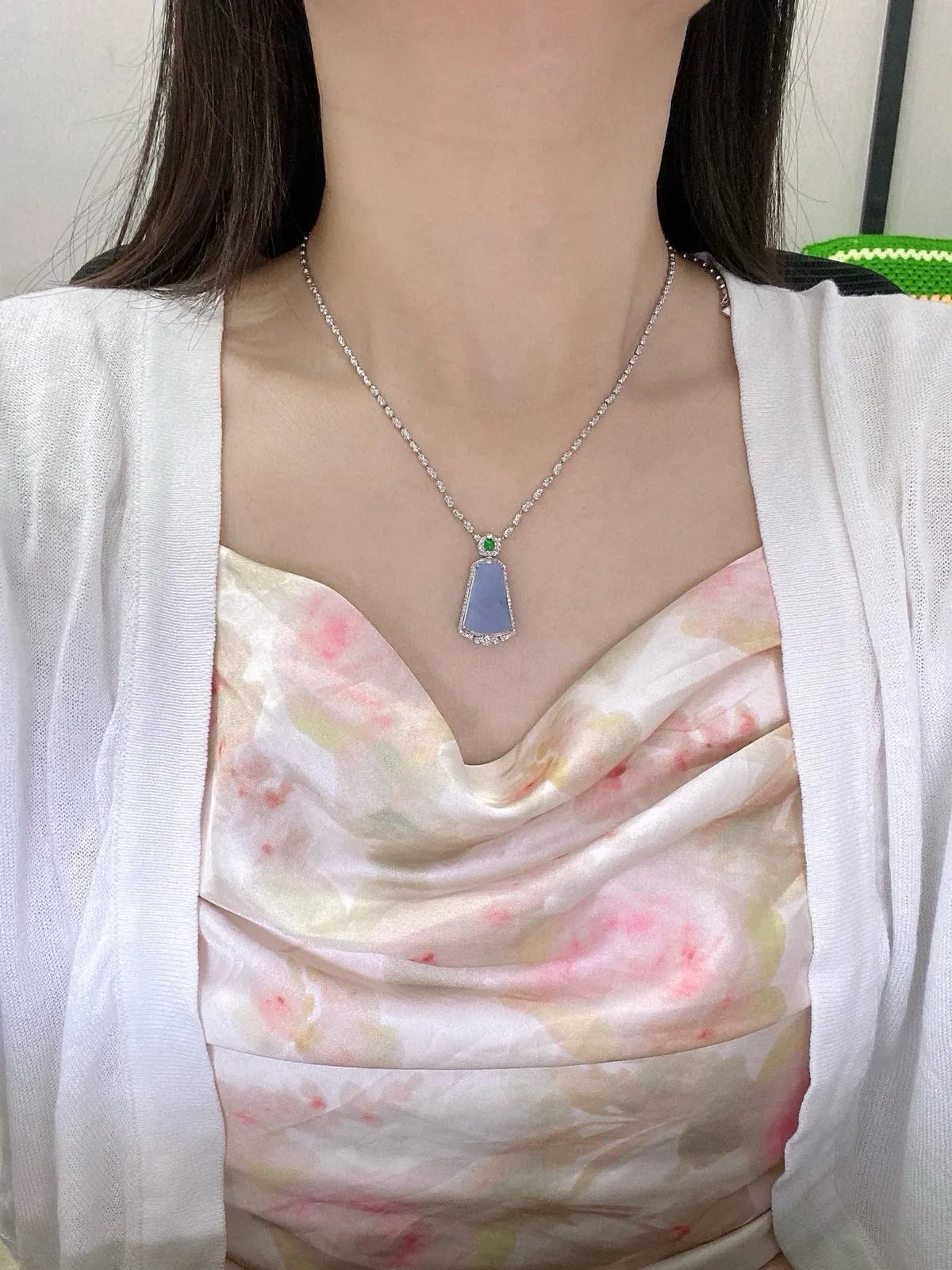 【冰种紫无事柱吊坠】质地细腻，光泽度不错，18k金钻镶嵌，裸石尺寸18.9*12.5*2.8毫米