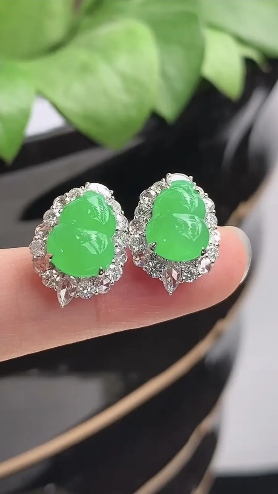 a货翡翠冰种18K金伴钻镶嵌阳绿葫芦耳钉 尺寸10.4×7.6mm 重量4.10g 1214