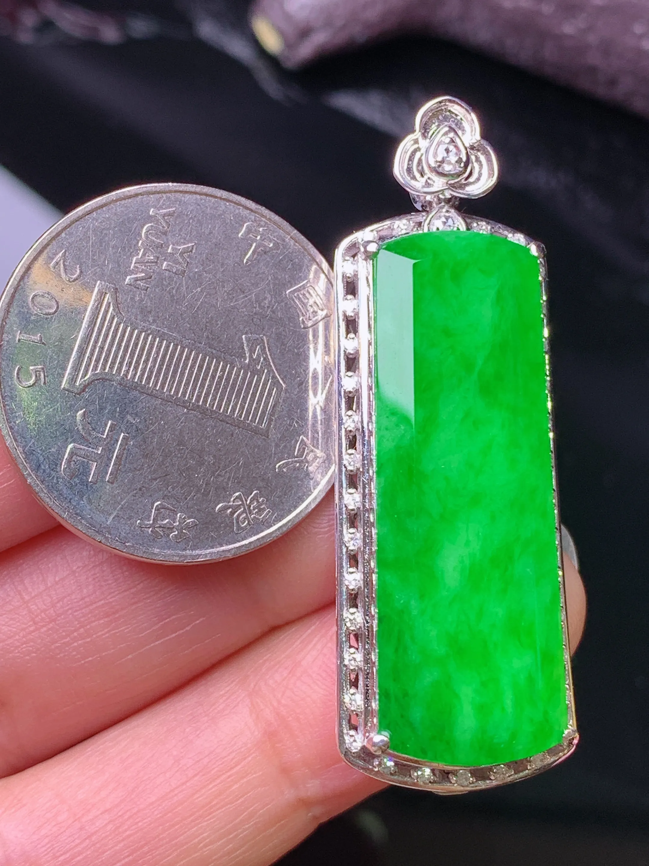 18k金钻镶嵌满绿无事牌吊坠 玉质细腻 色泽清新艳丽 整体尺寸44.6*15.7*8