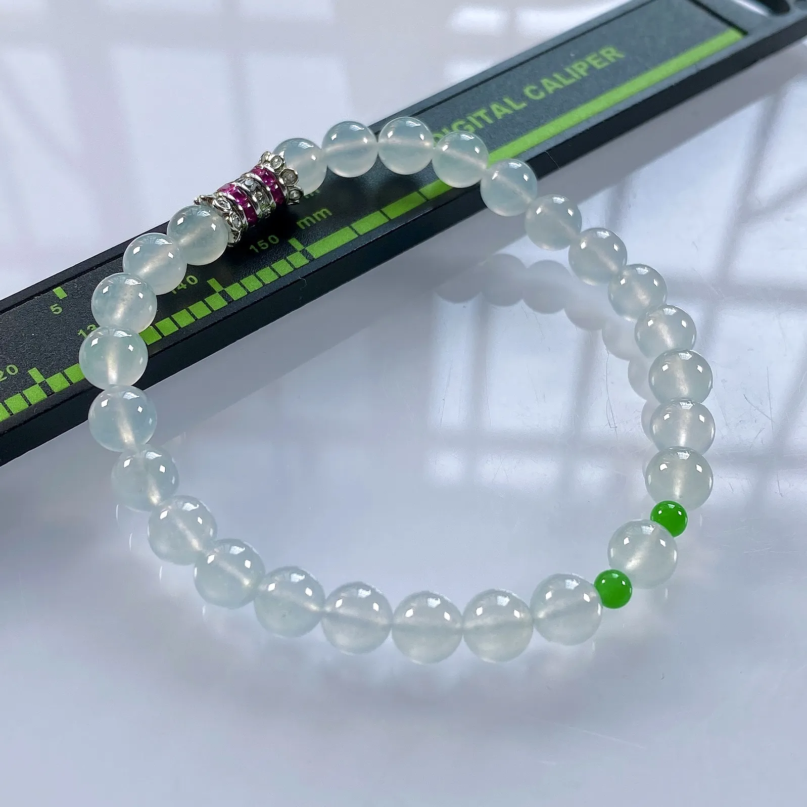 缅甸天然翡翠A货，卡6高冰种起光起胶圆珠手串手链，尺寸：白珠6mm/26颗，小绿珠3.3mm/2颗，长度175mm，重量：12.00g