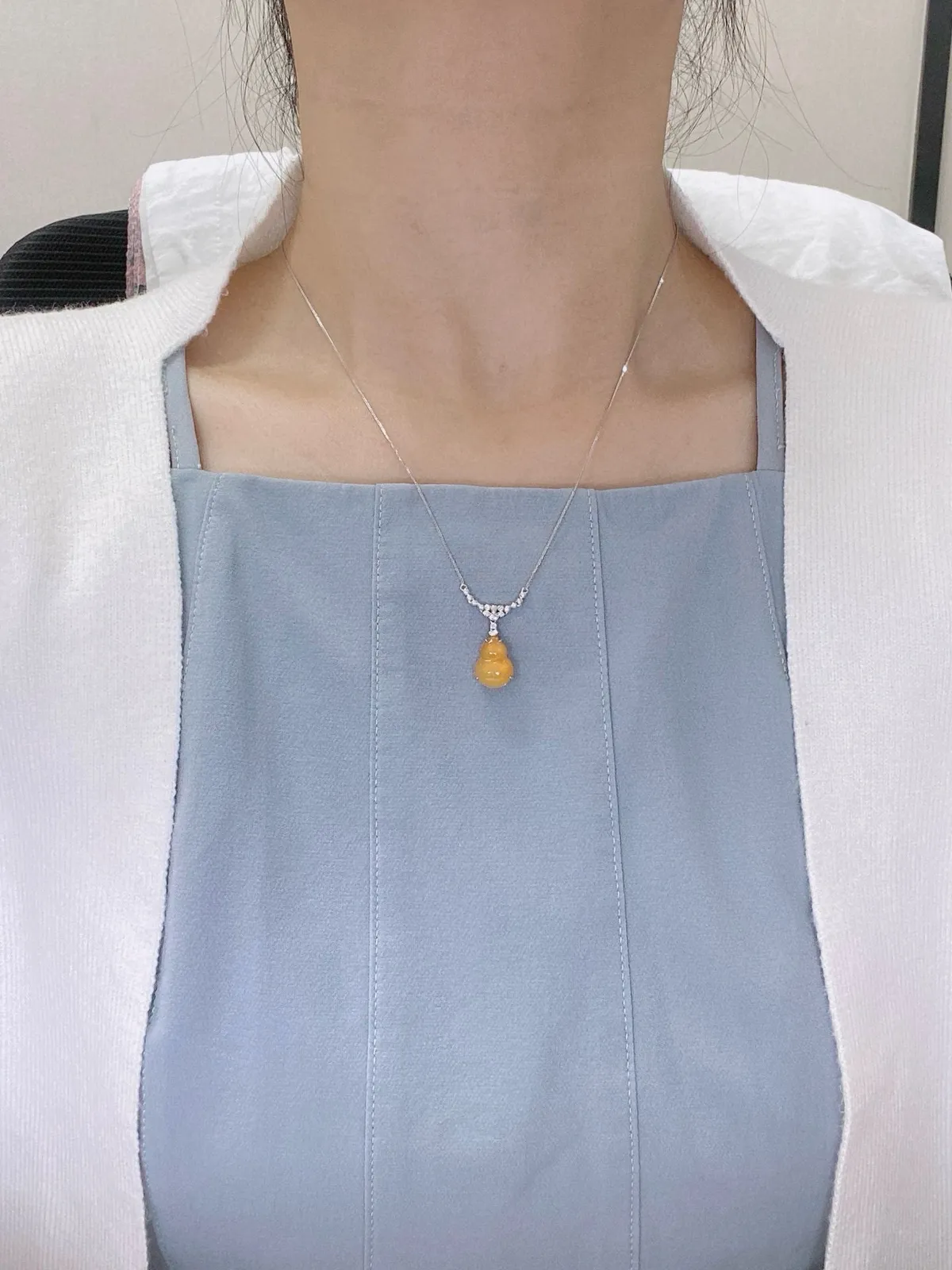 【冰种黄翡葫芦吊坠】质地细腻，冰感十足，晶莹透亮，18K金钻镶嵌，裸石尺寸12*8.9*3.7毫米