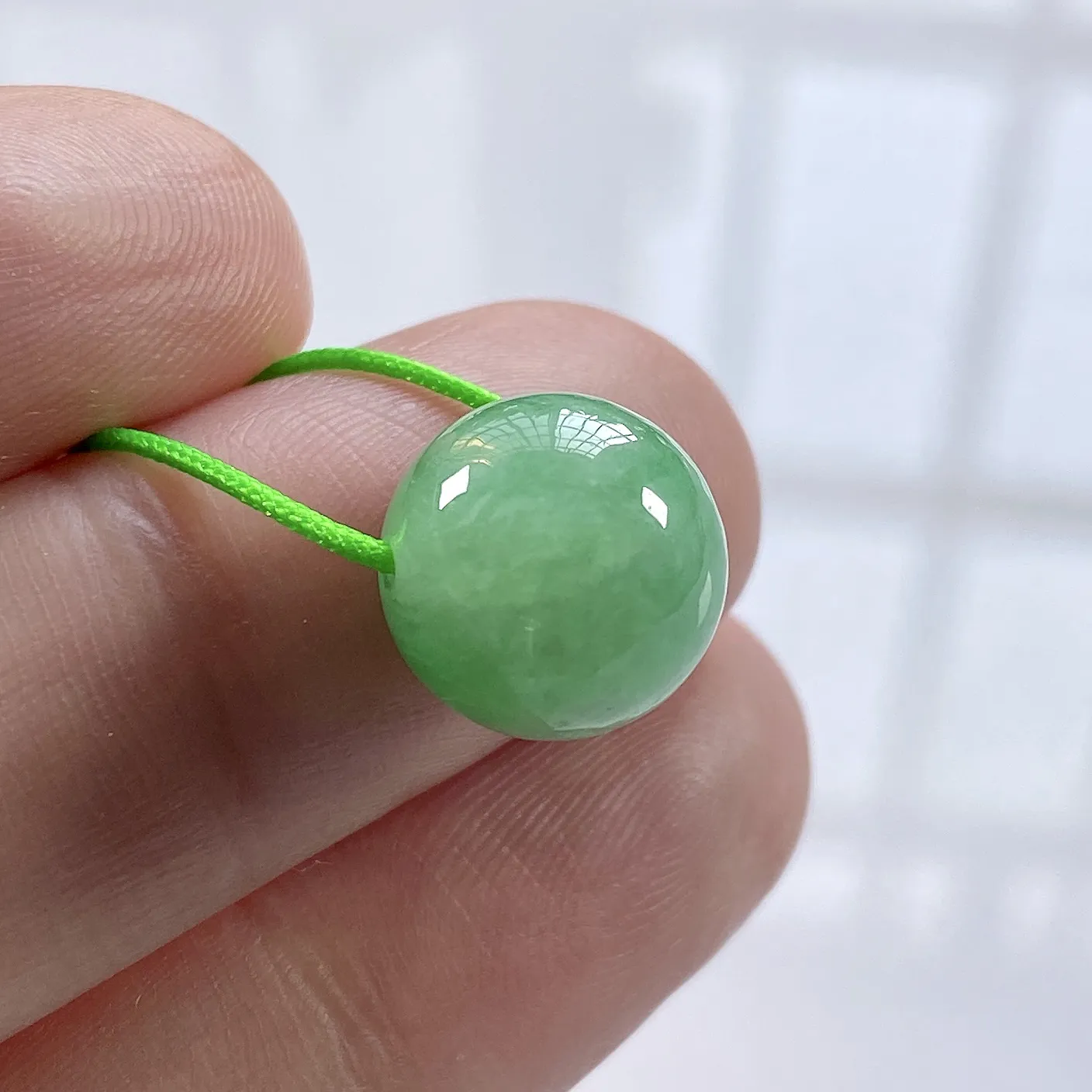 缅甸天然翡翠A货，卡12冰润满绿豆阳绿圆珠单珠一颗，尺寸：12mm/1颗，重量：3.10g（含绳），小棉纹。