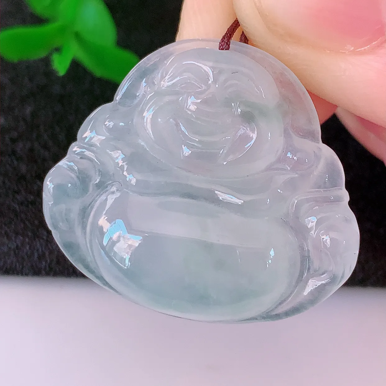 自然光实拍，冰种翡翠佛公，水灵起胶，翠色迷人，佛公在心中，一生平安，饱满圆润，开怀大笑佛公，配戴灵气