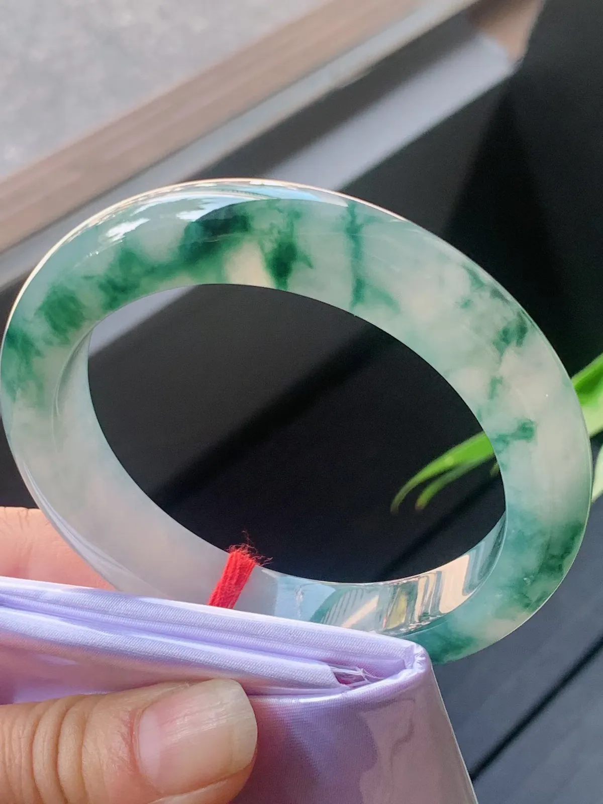 【翡翠名称】老种冰飘花56.8正圈口翡翠手镯
【翡翠尺寸】56.8/12.2/9.8mm适合55.8-58正圈口佩戴
【翡翠描述】宝贝种老水足，玉质细腻，色泽靓丽，性价比高，佩戴效果好！
【其它赠送】权威证书/精美挂绳盒子/支持全国复检