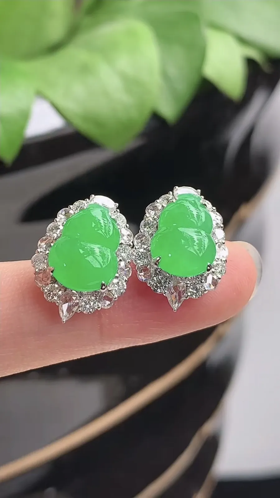 a货翡翠冰种18K金伴钻镶嵌阳绿葫芦耳钉 尺寸10.4×7.6mm 重量4.10g 1214