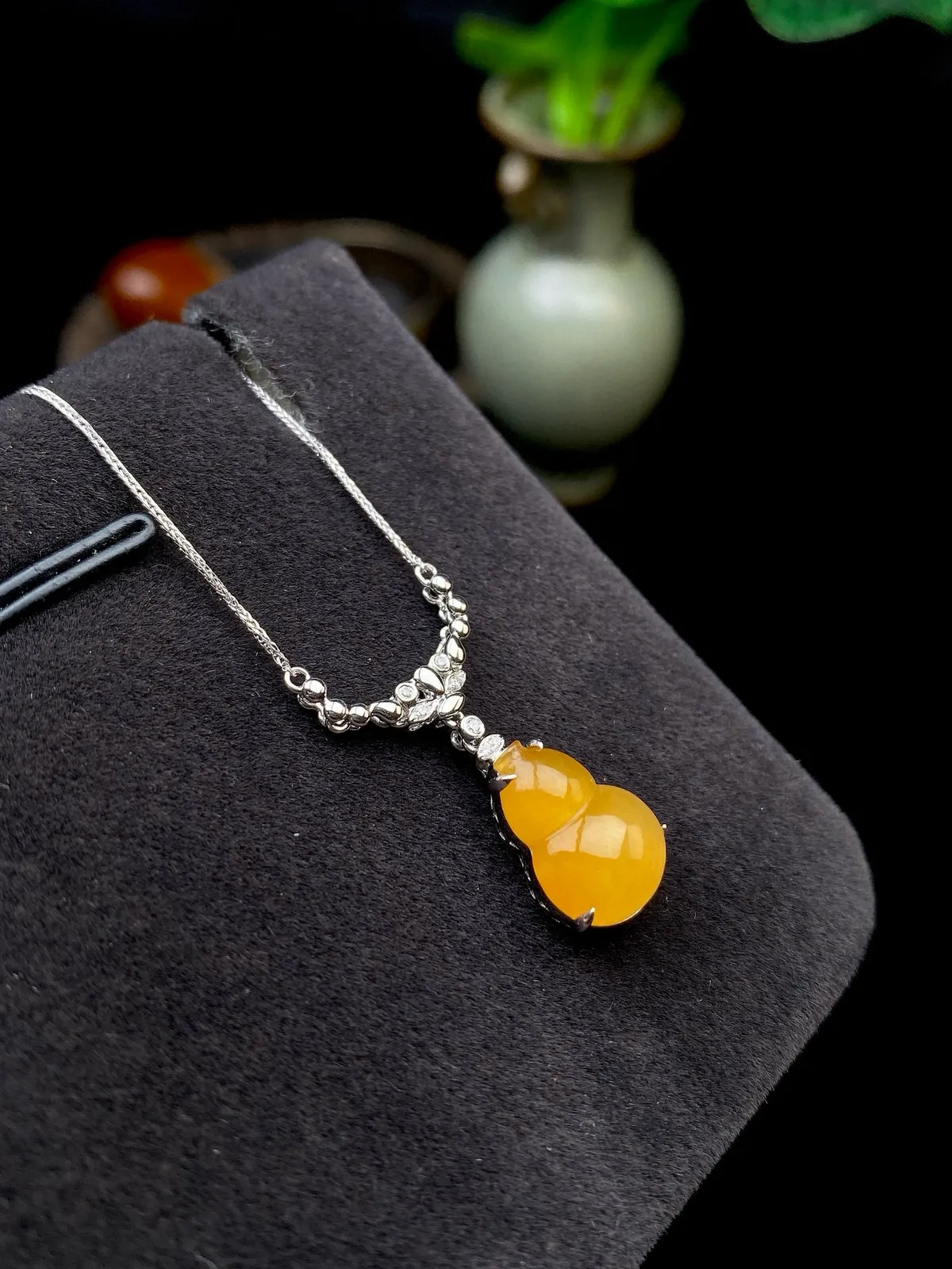 【冰种黄翡葫芦吊坠】质地细腻，冰感十足，晶莹透亮，18K金钻镶嵌，裸石尺寸12*8.9*3.7毫米