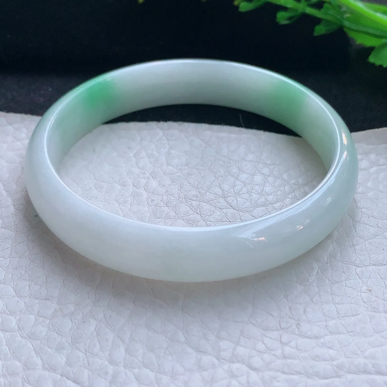 js自然光59*12*6.6你平安镯 翡翠a货玉手镯精美飘绿宽边玉手环