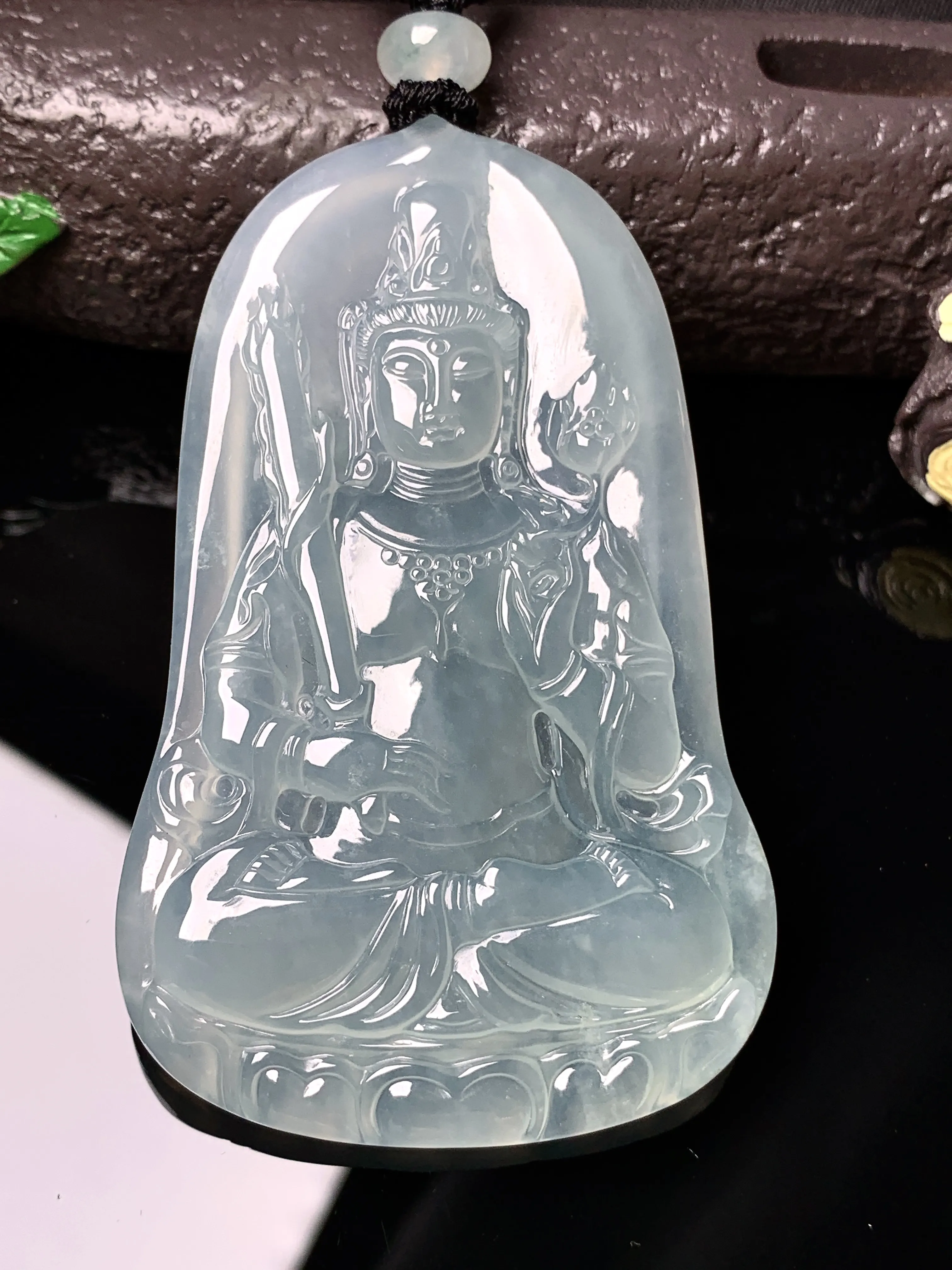 冰种观音菩萨吊坠 玉质细腻 色泽清新艳丽 整体尺寸66.8*41.6*5.3