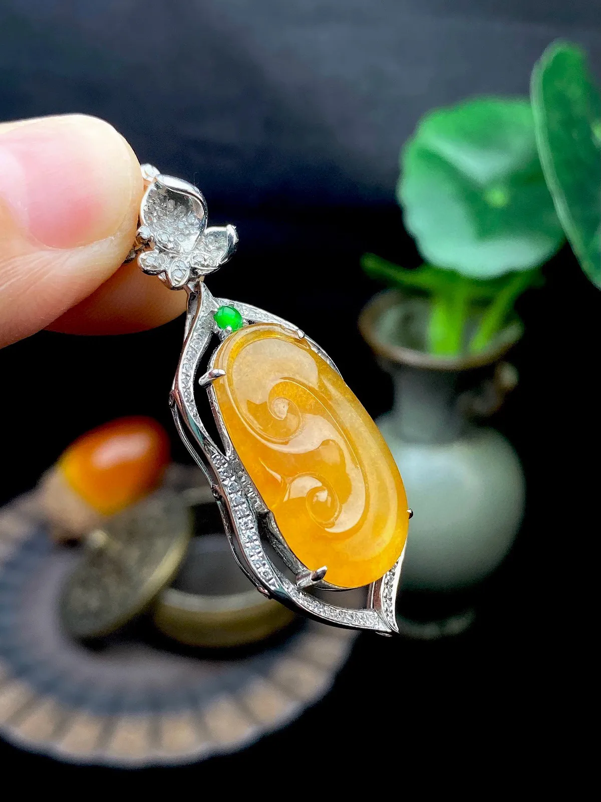 【冰种黄翡如意吊坠】种水很好，颜色漂亮，冰润通透，晶莹闪亮，18K金钻镶嵌，裸石尺寸22.6*13*