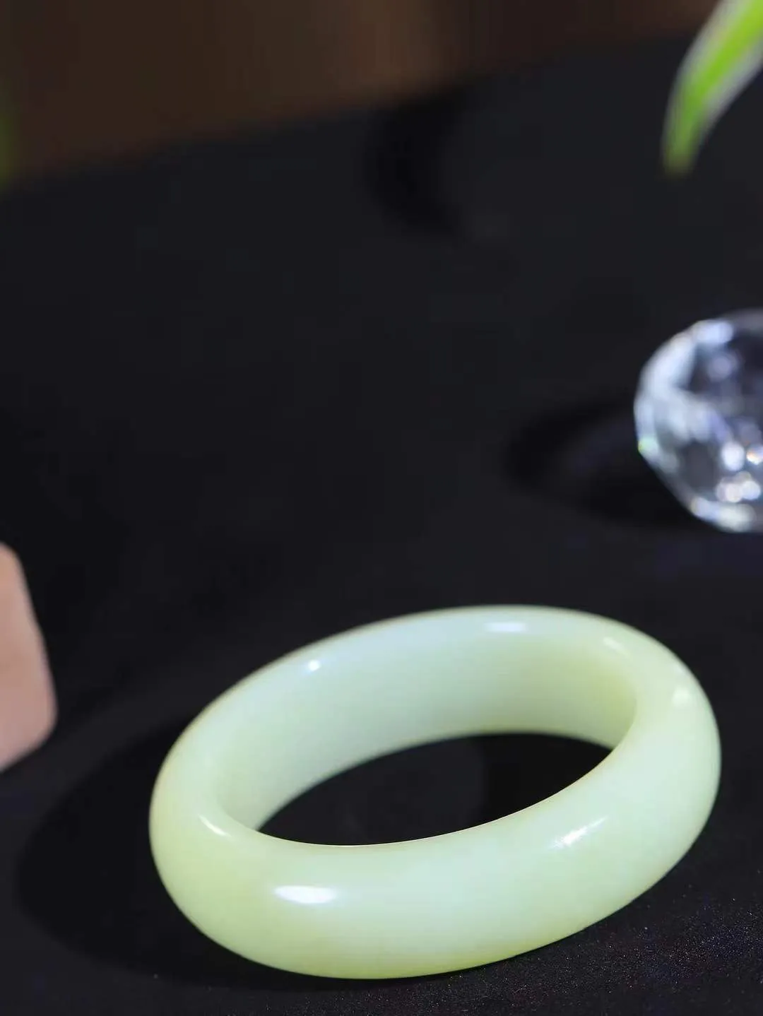 （冬日暖阳.手镯）

精品和田玉黄口料手镯 质地油润，大气雅致，清风明月潺潺，浮浮洗尽铅华随于心