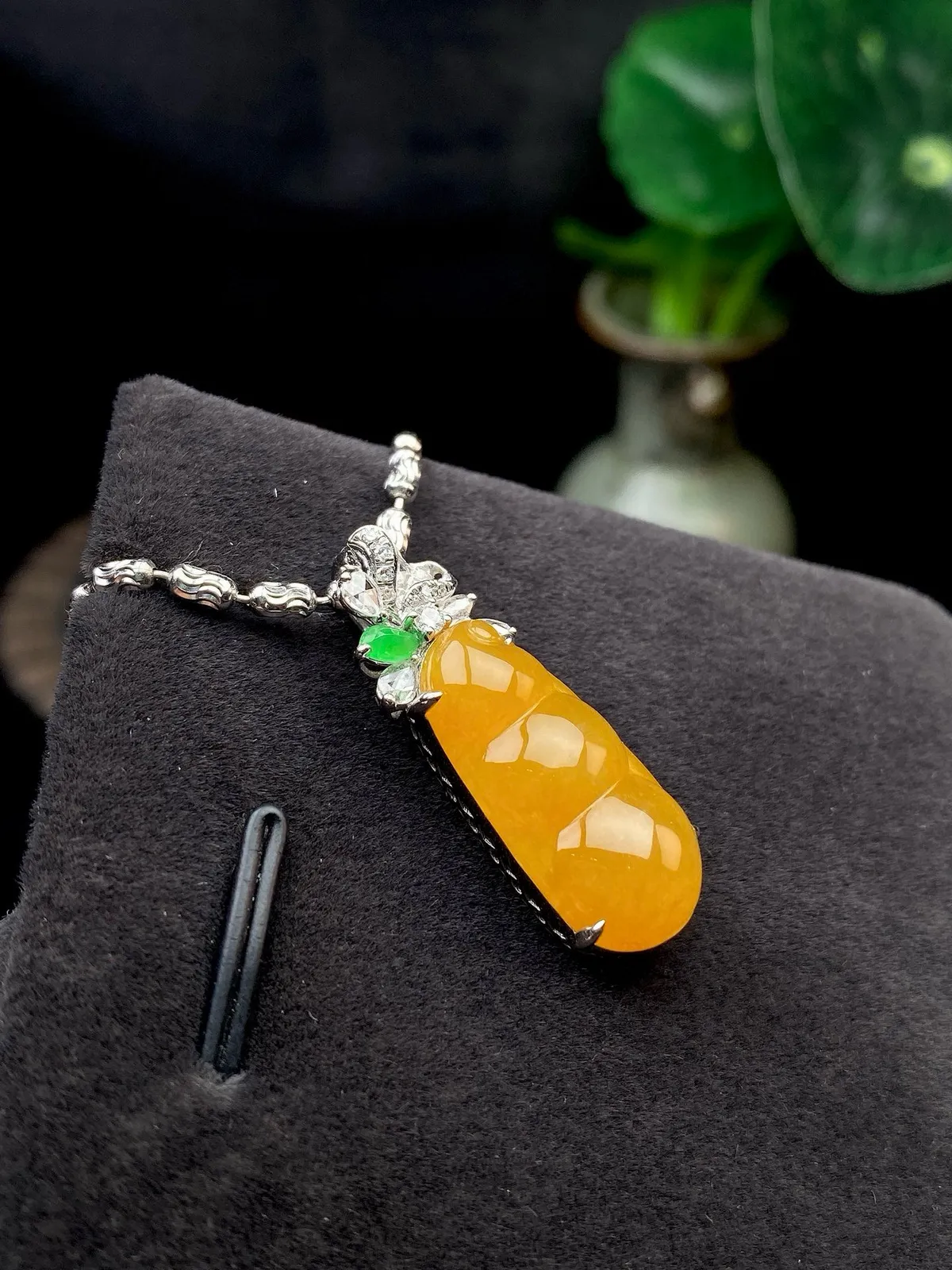 【冰种黄翡福豆吊坠】质地细腻，冰感十足，晶莹透亮，18K金钻镶嵌，裸石尺寸21*10*4.6毫米