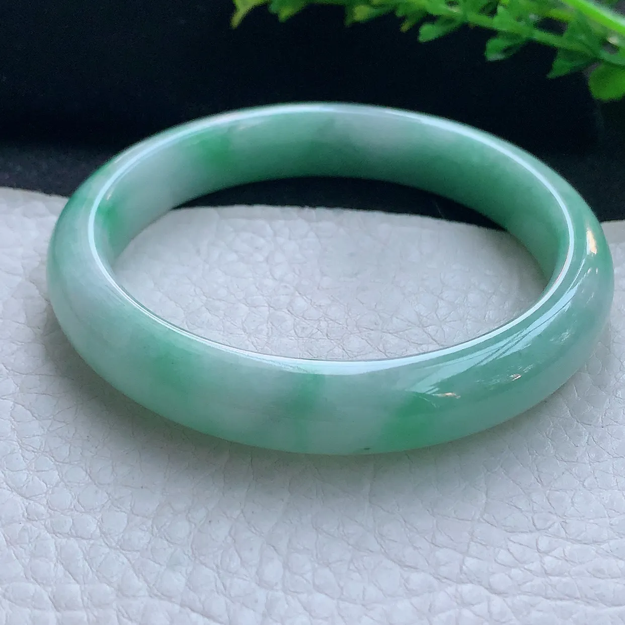 js自然光58.5*11.3*7.8平安镯 翡翠a货玉手镯精美飘绿宽边玉手环