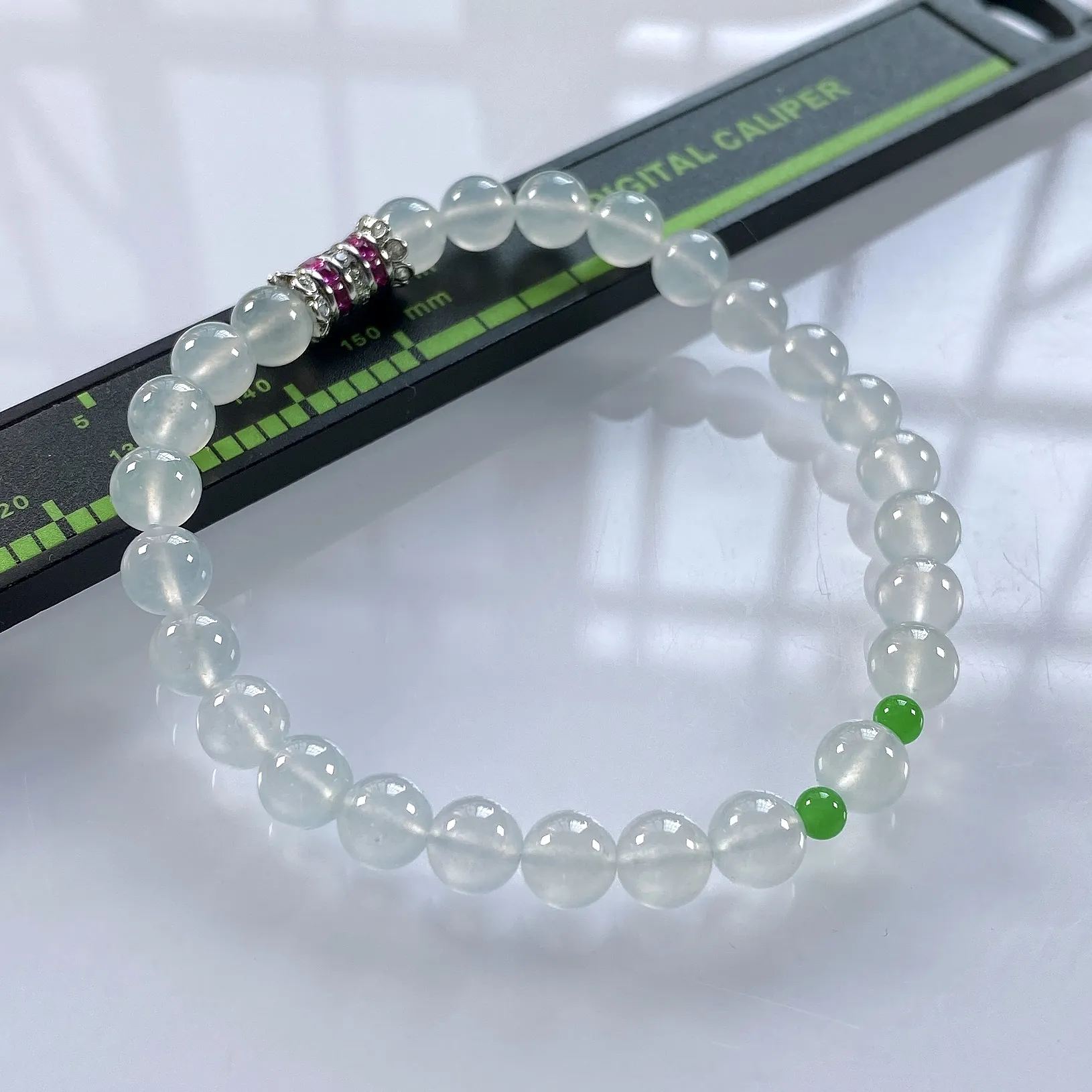 缅甸天然翡翠A货，卡6高冰种起光起胶圆珠手串手链，尺寸：白珠6mm/26颗，小绿珠3.3mm/2颗，