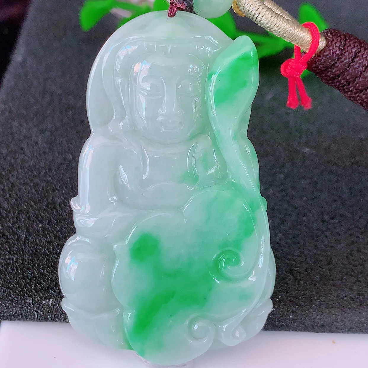 自然光实拍，冰润飘绿翡翠观音菩萨吊坠，赐福观音，玉润通透，慈祥端庄！#46.16