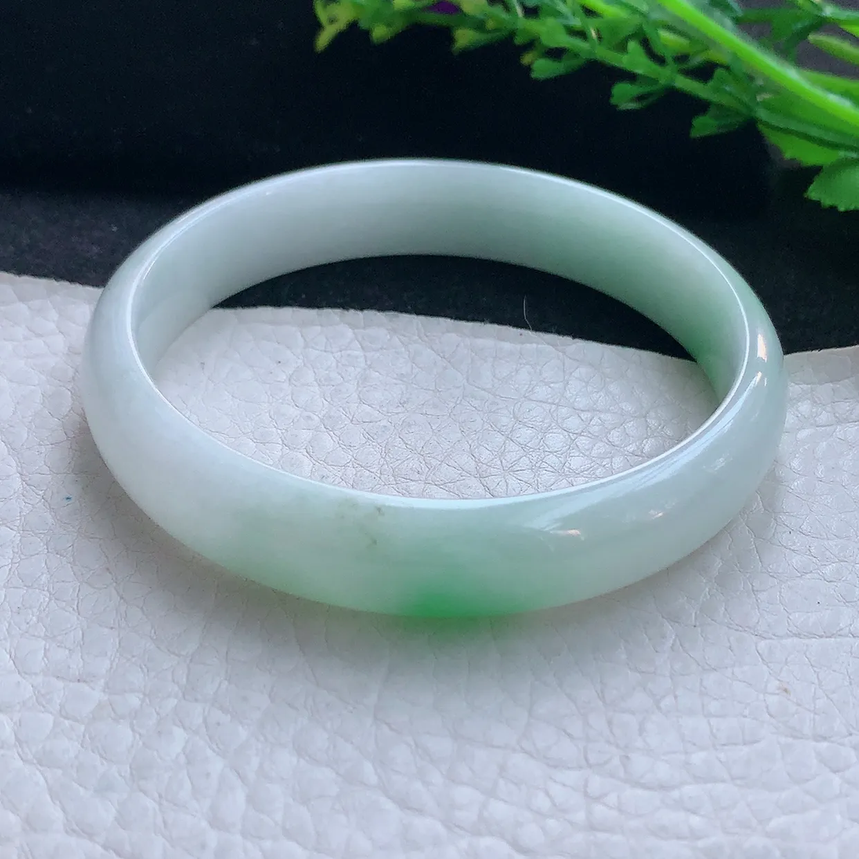 js自然光59*12*6.6你平安镯 翡翠a货玉手镯精美飘绿宽边玉手环