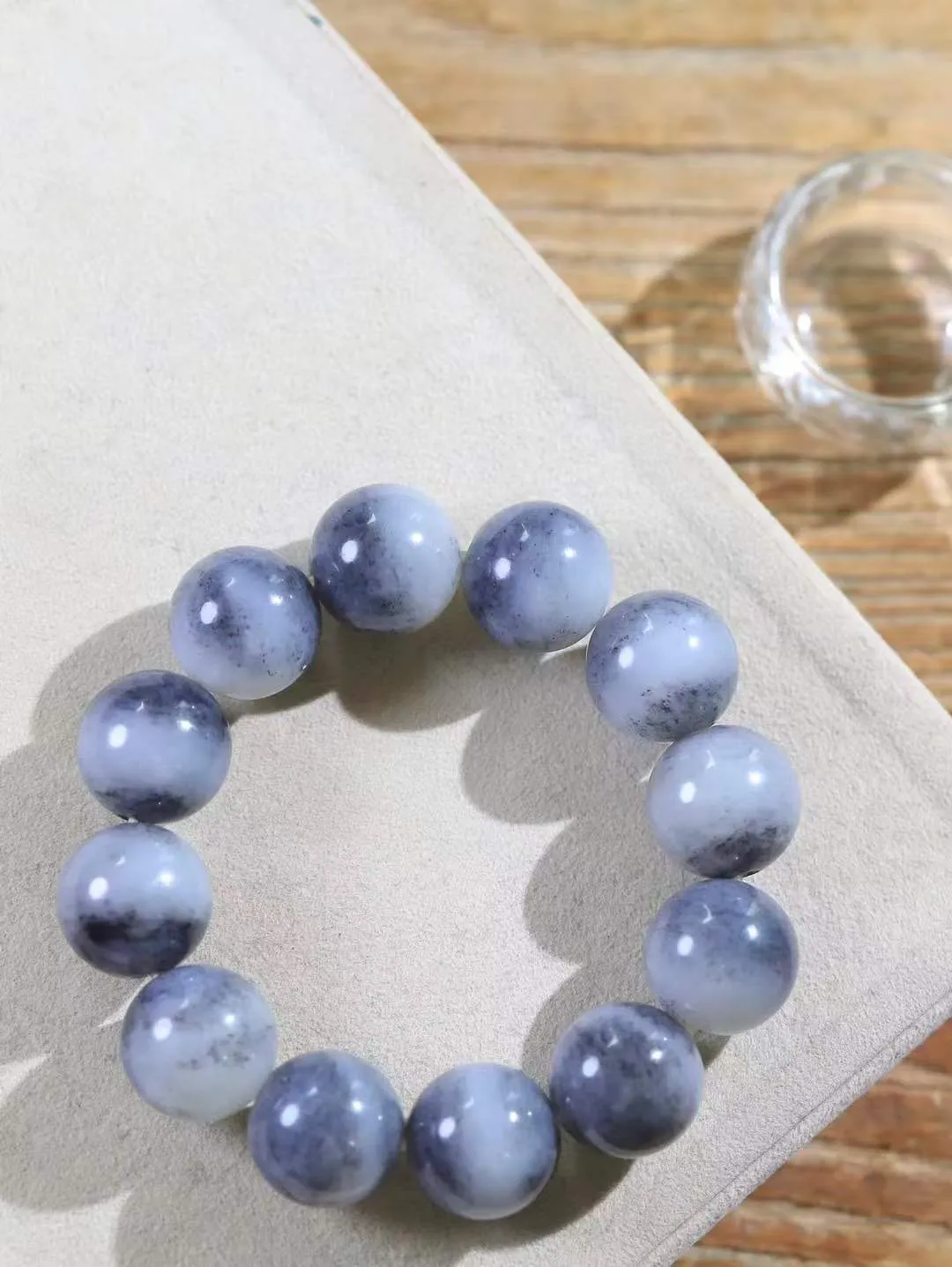 【珠圆玉润.手串】

精品和田玉青花珠圆玉润手串 玉质温润细腻  整串打磨圆润，佩戴舒适。珠珠落玉盘，间关莺语花底滑，一生美好时光，无论身在何处，都有它相伴相守。事事顺遂，幸福美满，吉祥如意。重107.8克 尺寸取一18mm FDL-161201813